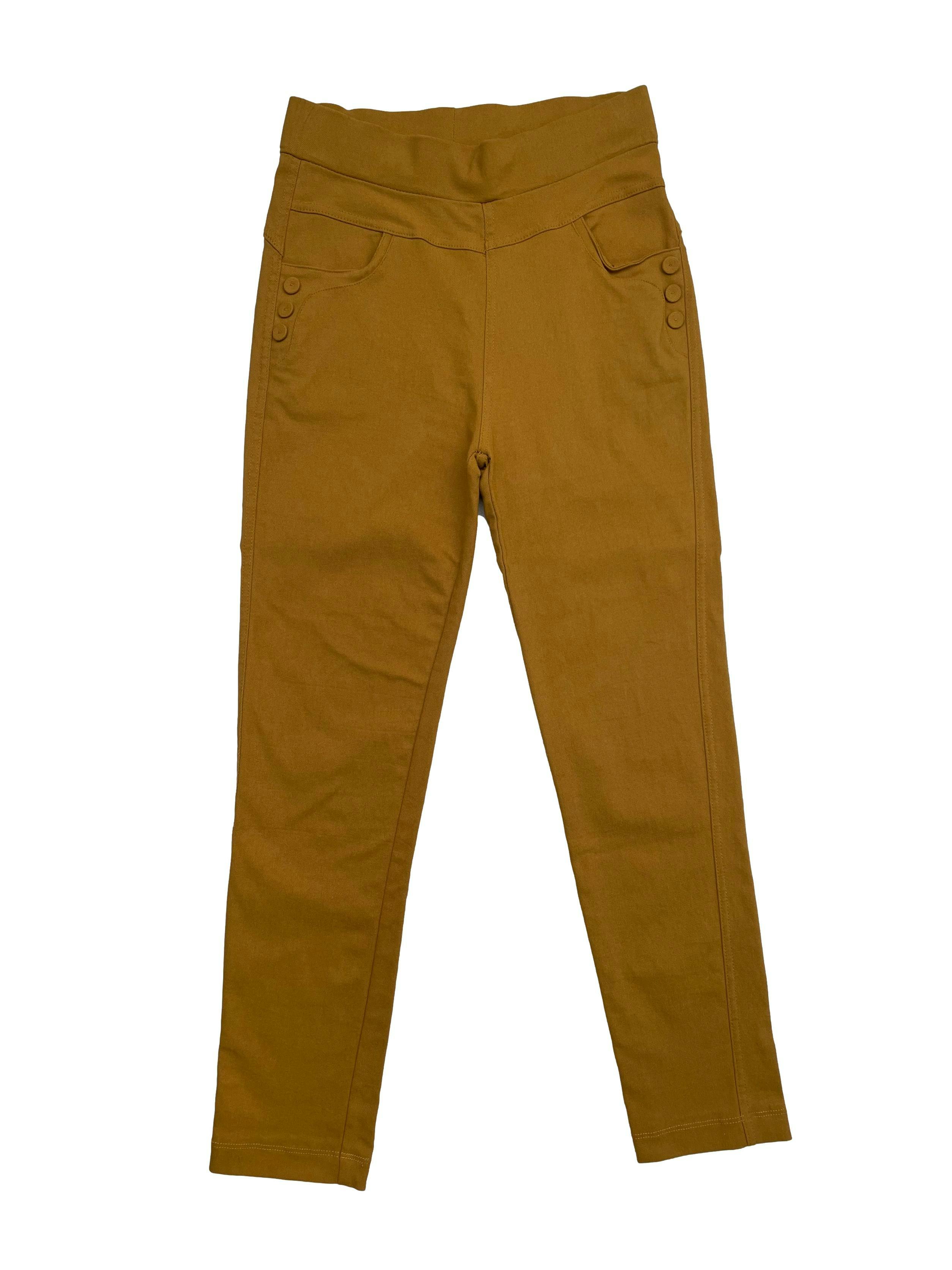 Pantalón skinny stretch color mostaza con bolsillos y pinzas posteriores. Cintura 64cm sin estirar, Largo 85cm.