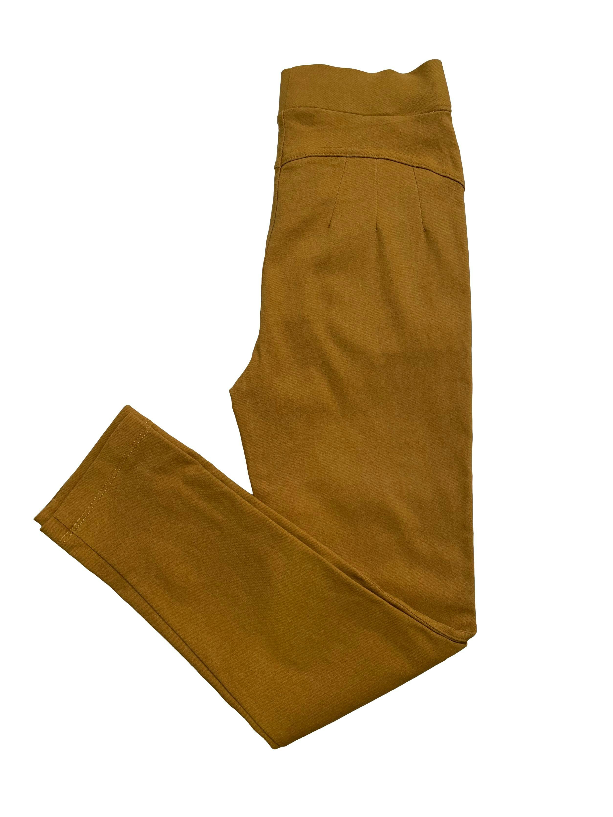 Pantalón skinny stretch color mostaza con bolsillos y pinzas posteriores. Cintura 64cm sin estirar, Largo 85cm.