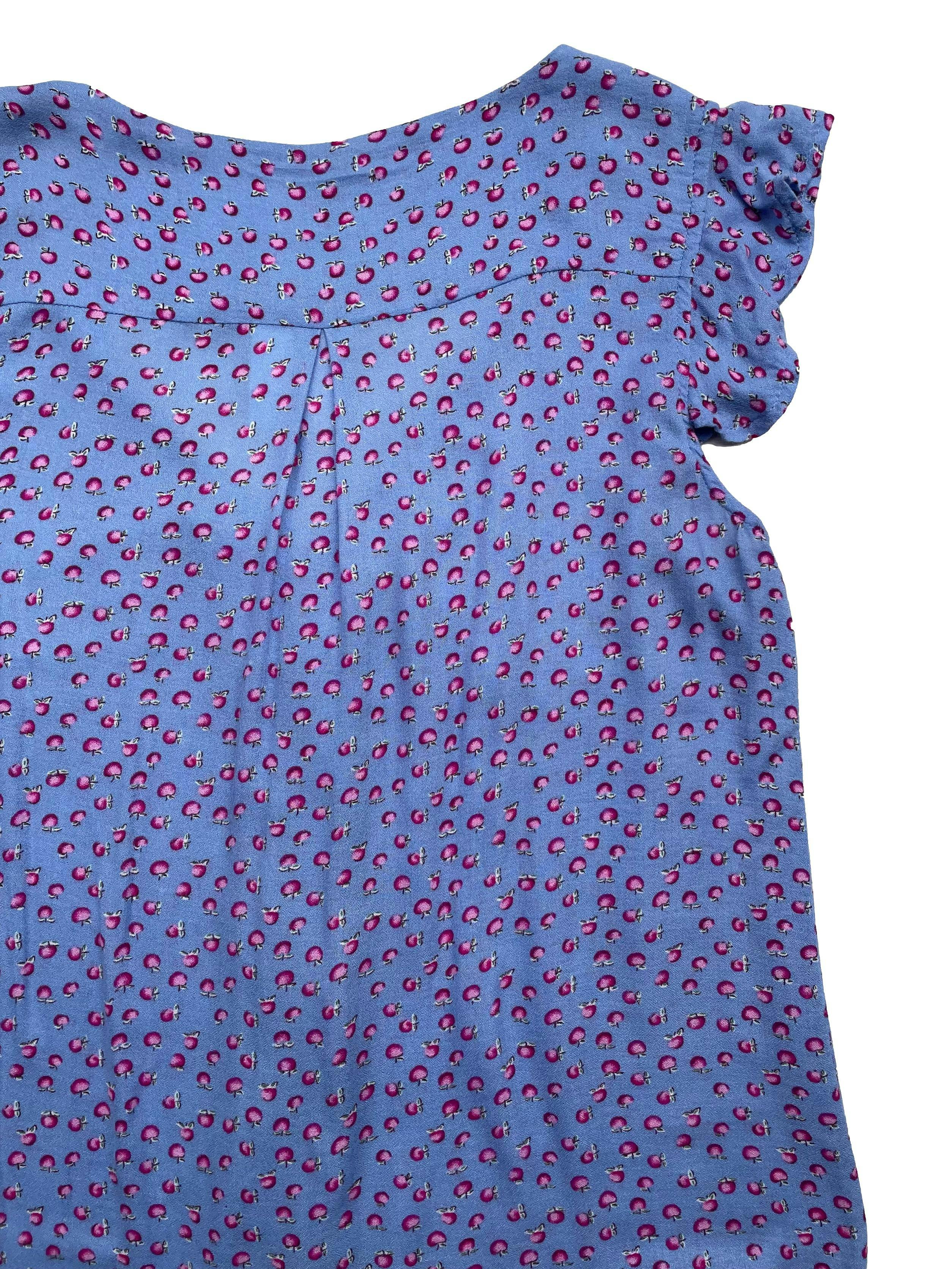 Blusa Aeropostale de chalis en color lavanda con estampado de manzanas, encaje y botones frontales, mangas tipo volantes. Busto 96cm, Largo 55cm.