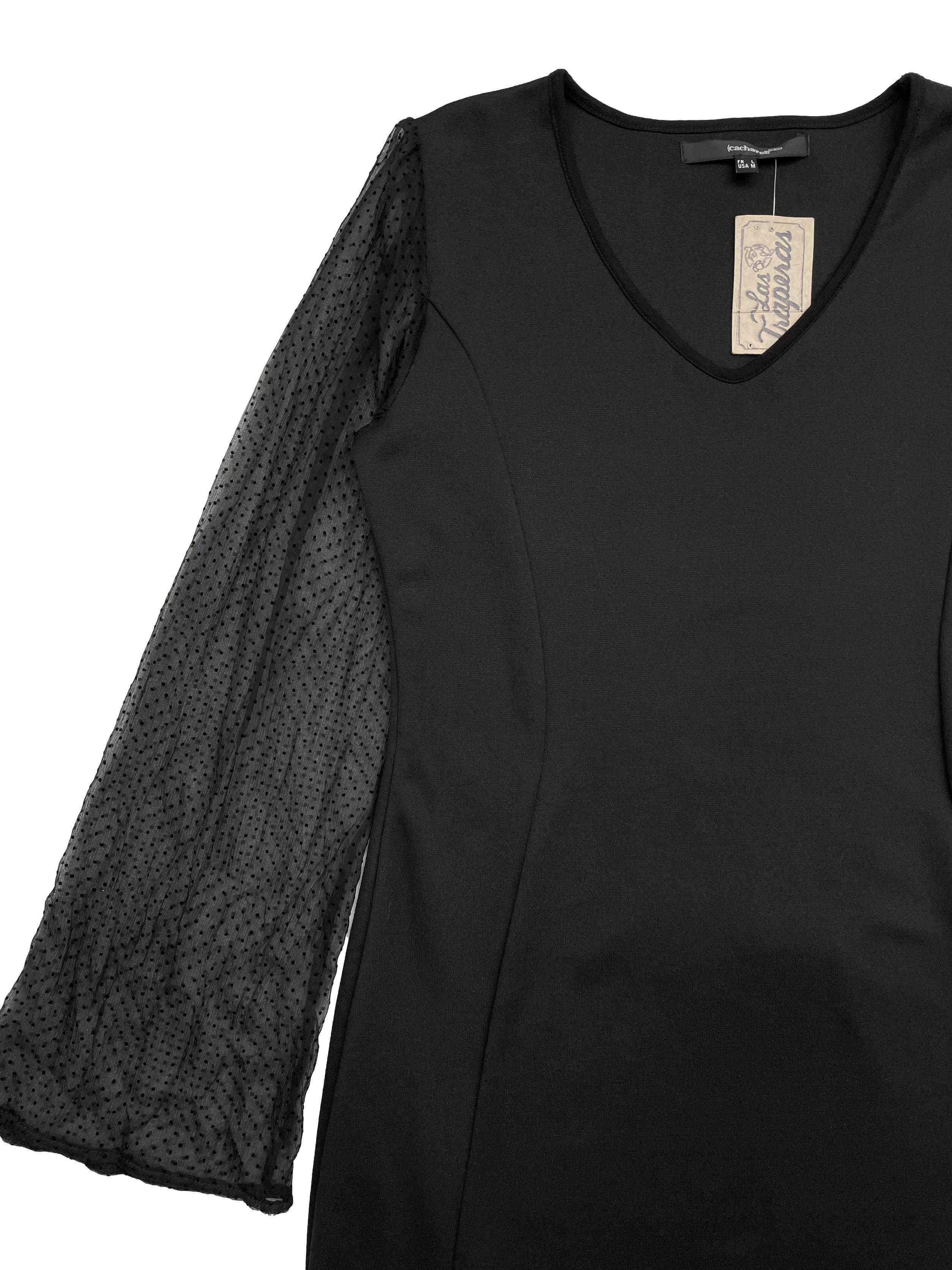 Vestido negro stretch de corte favorecedor, con aberturas laterales y mangas de gasa con puntitos. Busto 90 cm sin estirar, Largo 80cm.