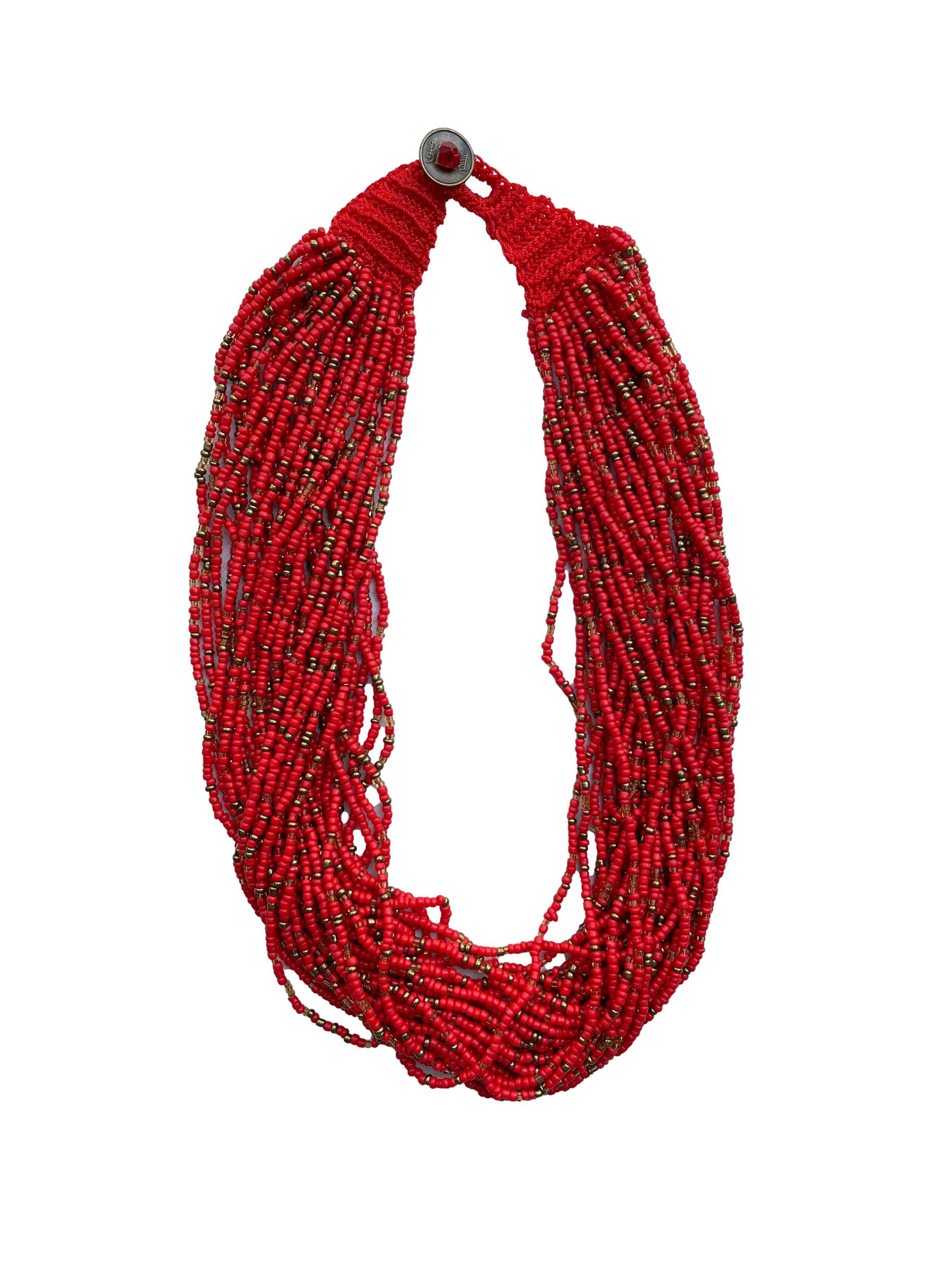 Collar tejido a crochet con mostacillas rojas y doradas. Largo 50cm.