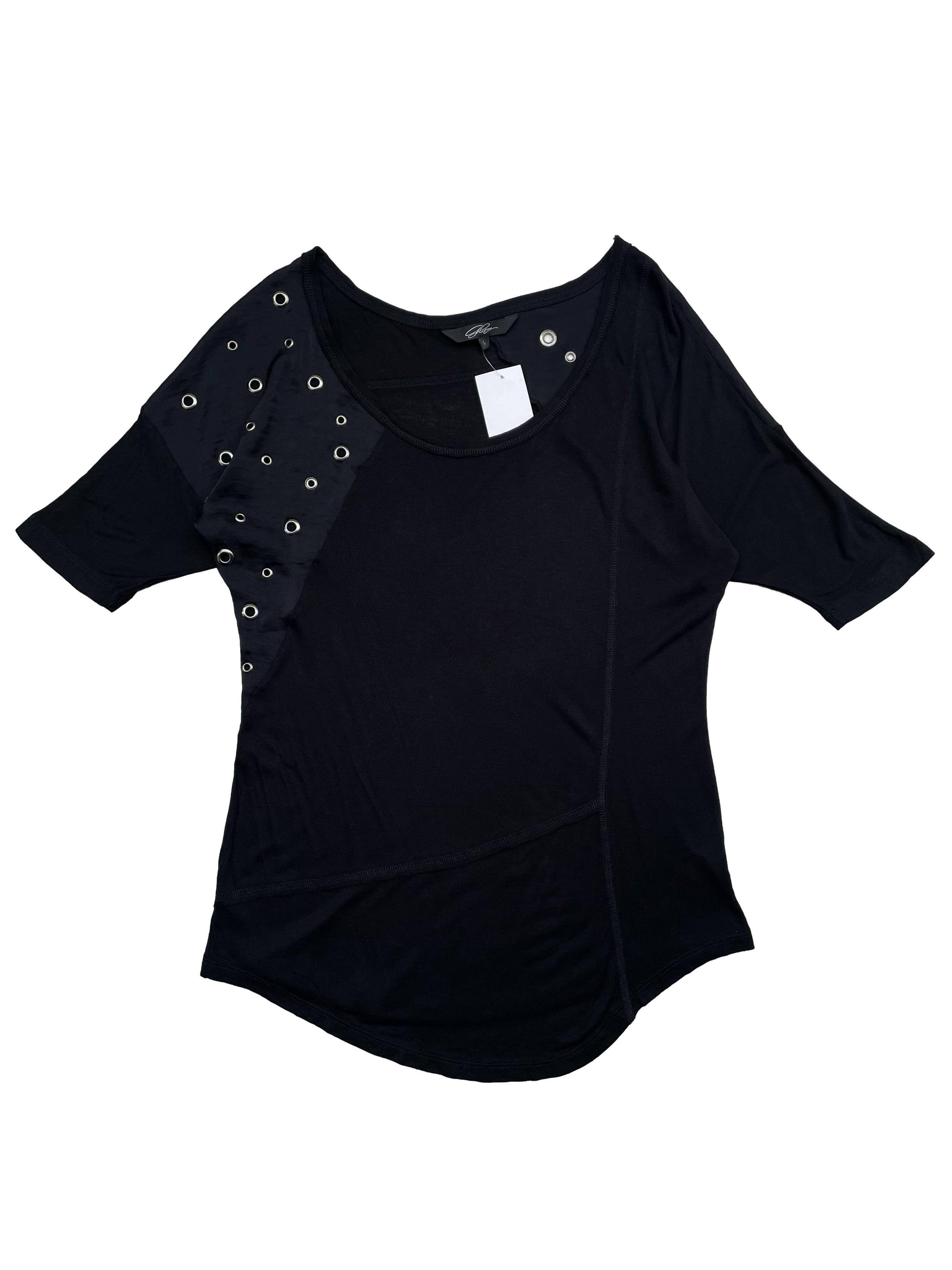 Blusa Glam negra con mangas murciélago y cadera ajustada, cortes asimétricos y ojales metálicos. Busto 106cm, Largo 60cm.