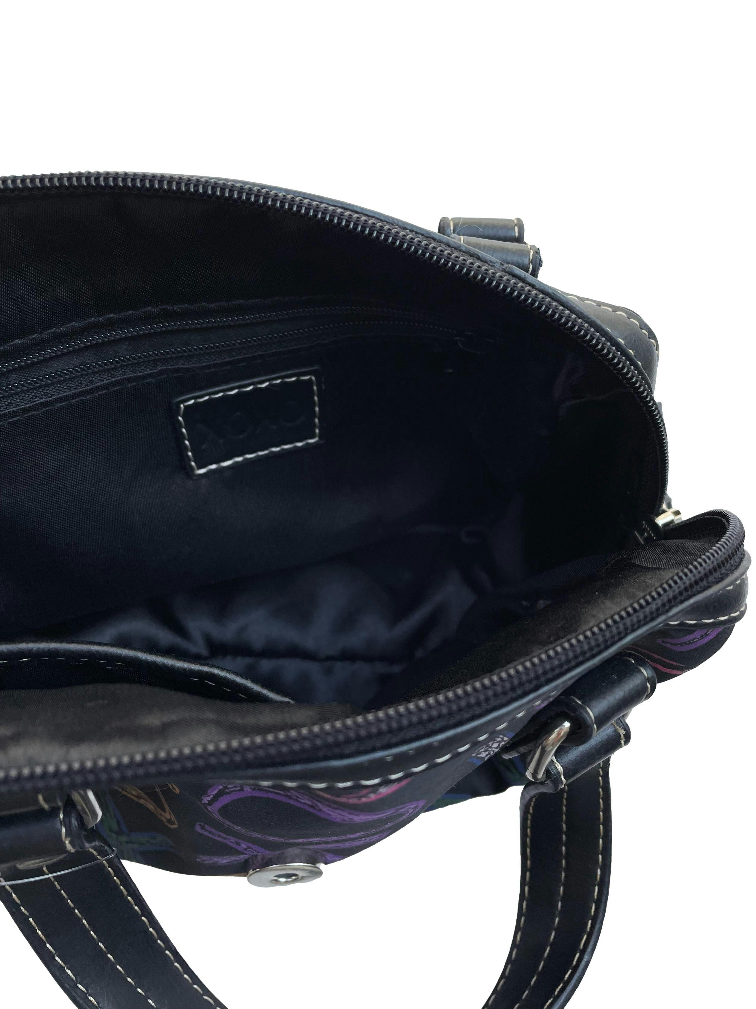 Mini bag  XOXO negro con estampado multicolor, interior forrado con cierres, doble asa y broche metálico. Estado como nuevo. Medidas 22x17x8cm.