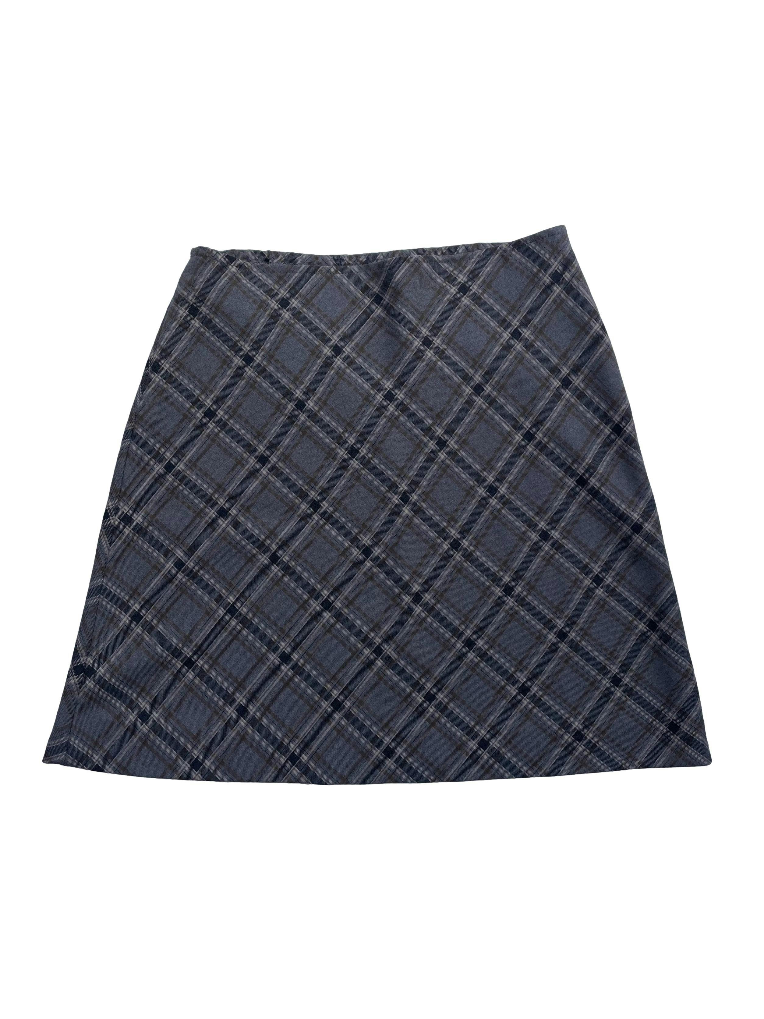 Falda tip lanilla escocés en tonos grises, elástico posterior en cintura, línea en A.  Cintura 75cm sin estirar Largo 49cm.
