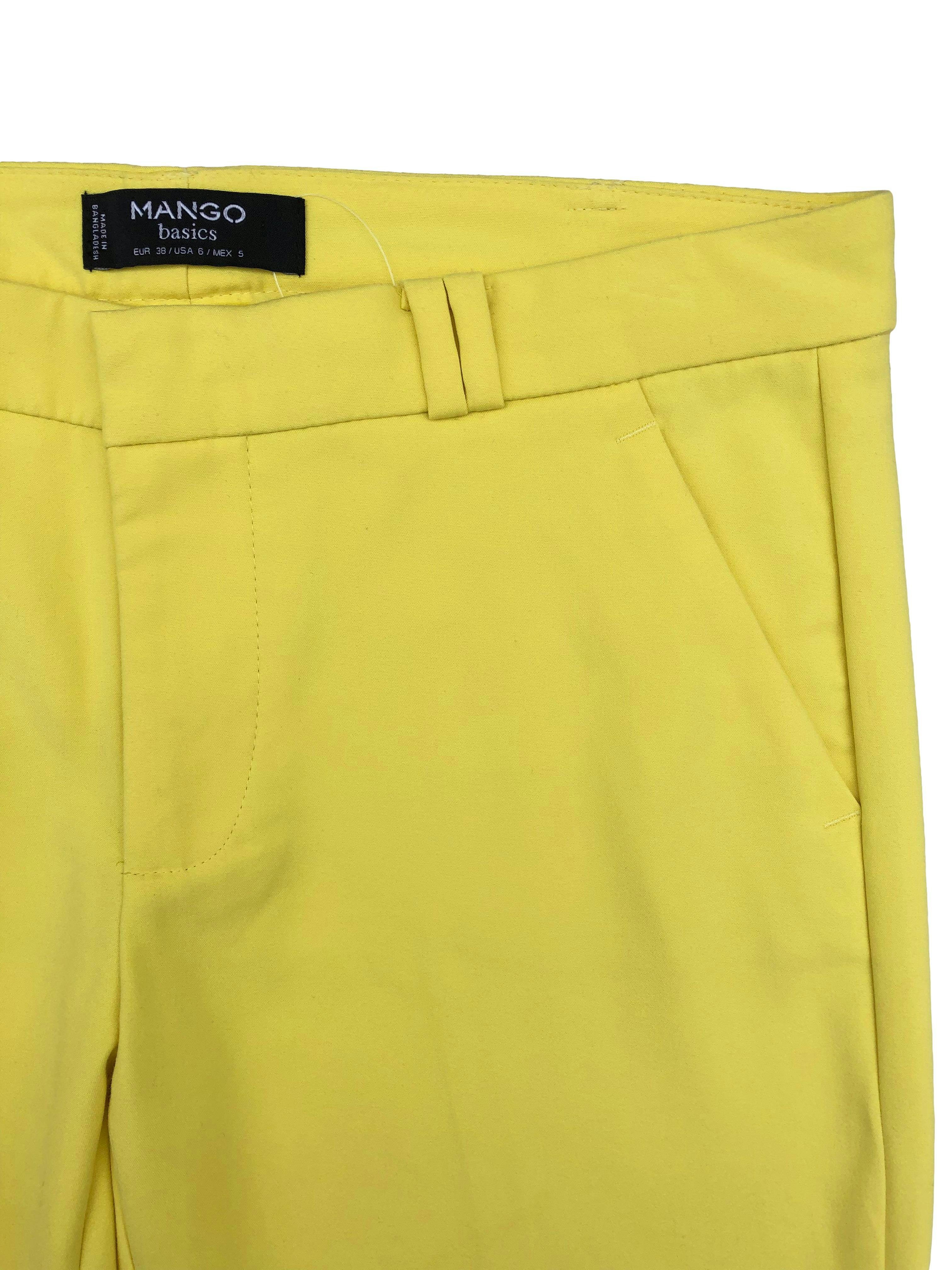 Pantalón de vestir Mango amarillo de corte slim con bolsillos frontales y bolsillos decorativos posteriores. Cintura 82cm, Tiro 21cm, Largo 90cm.