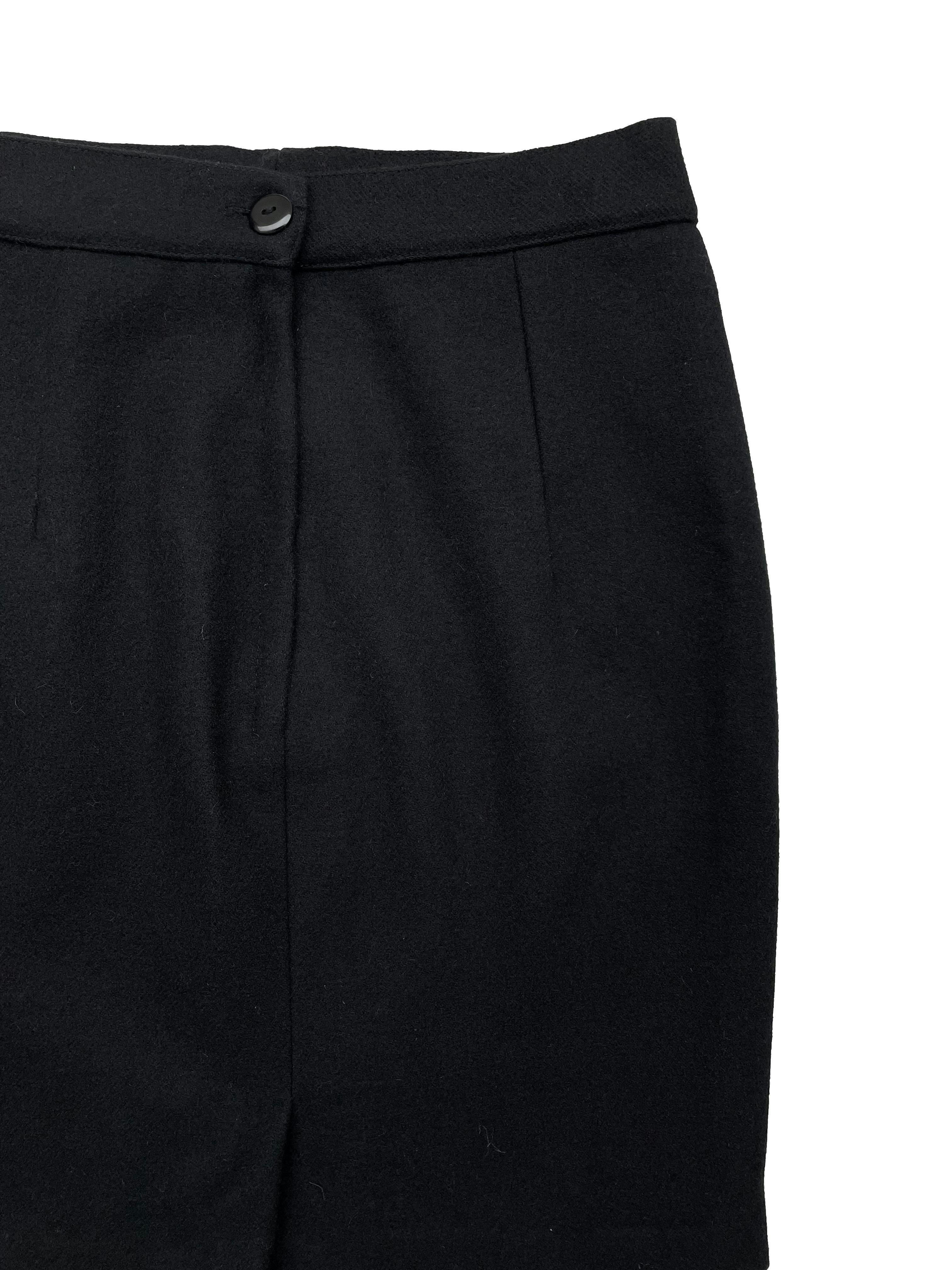 Falda de paño negro, forrada, con botón y cierre posteriores. Cintura 70cm Cadera 94cm Largo 47cm