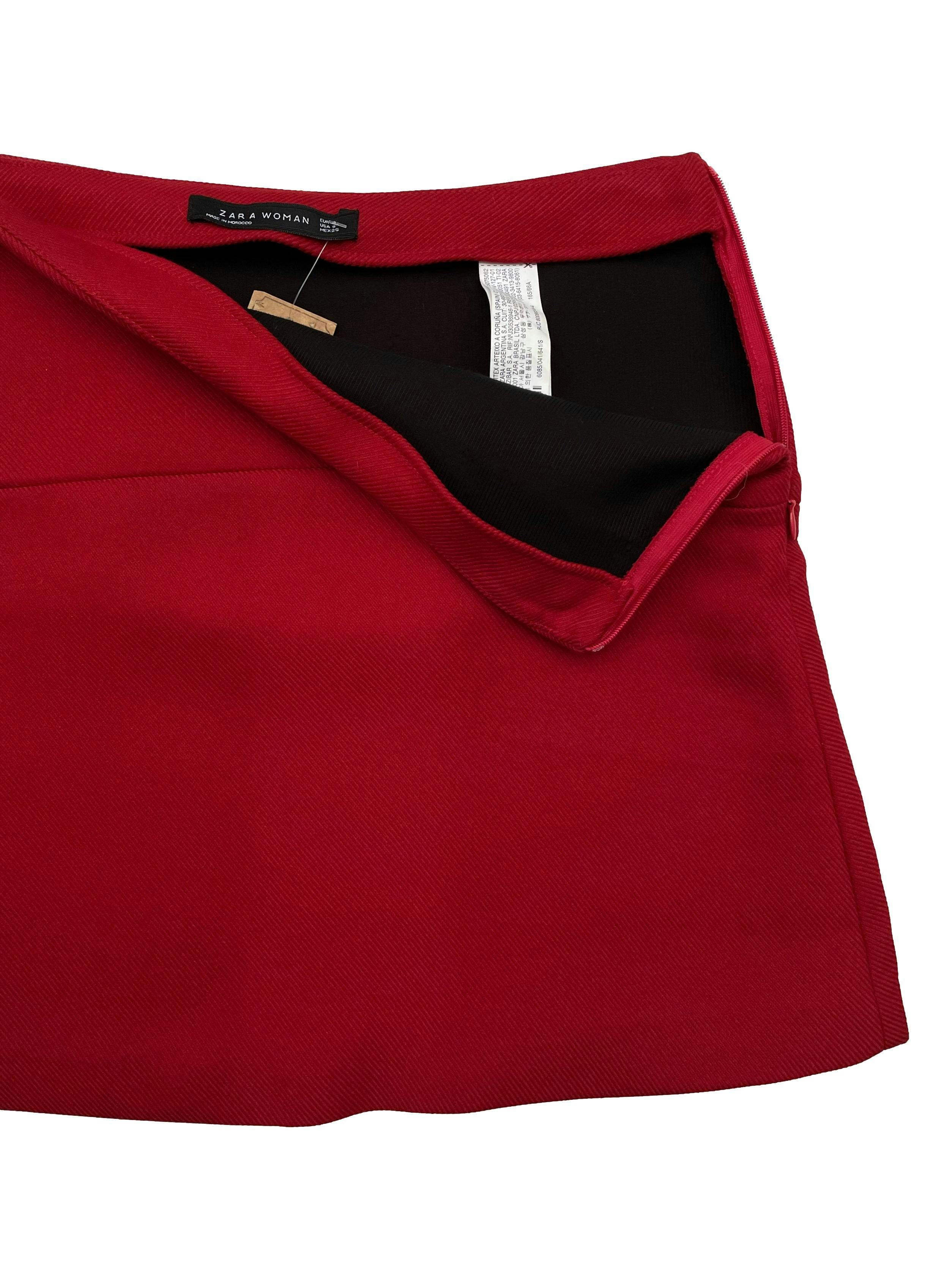 Falda Zara roja con textura en líneas, cierre lateral. Cintura 72cm Largo 40cm
