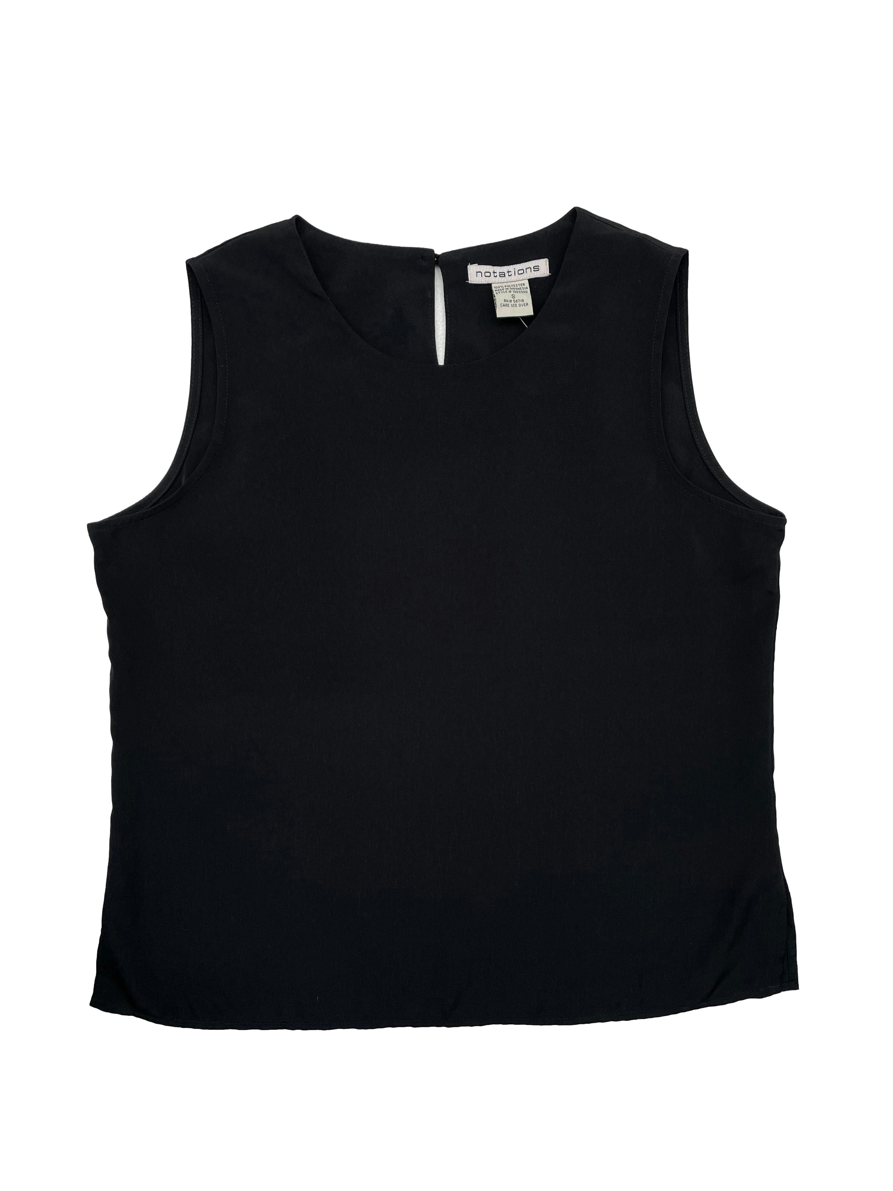 Blusa Notations negra, tela plana, manga cero, cuello redondo con botón posterior, aberturas laterales en la basta. Busto: 96cm, Largo: 55cm