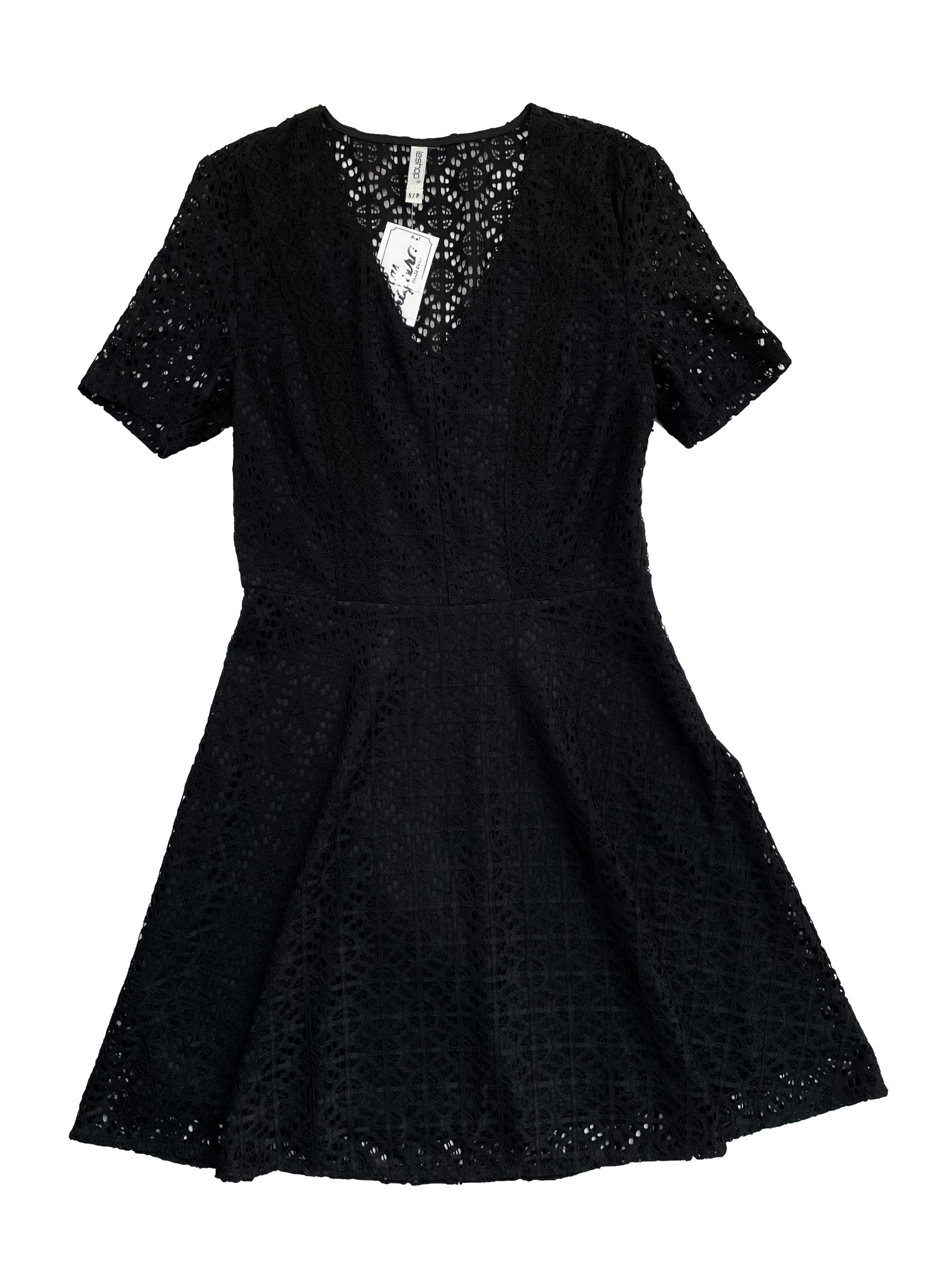 Vestido negro de encaje con forro, corte en cintura y cierre invisible lateral. Busto 82cm, Largo 80cm.