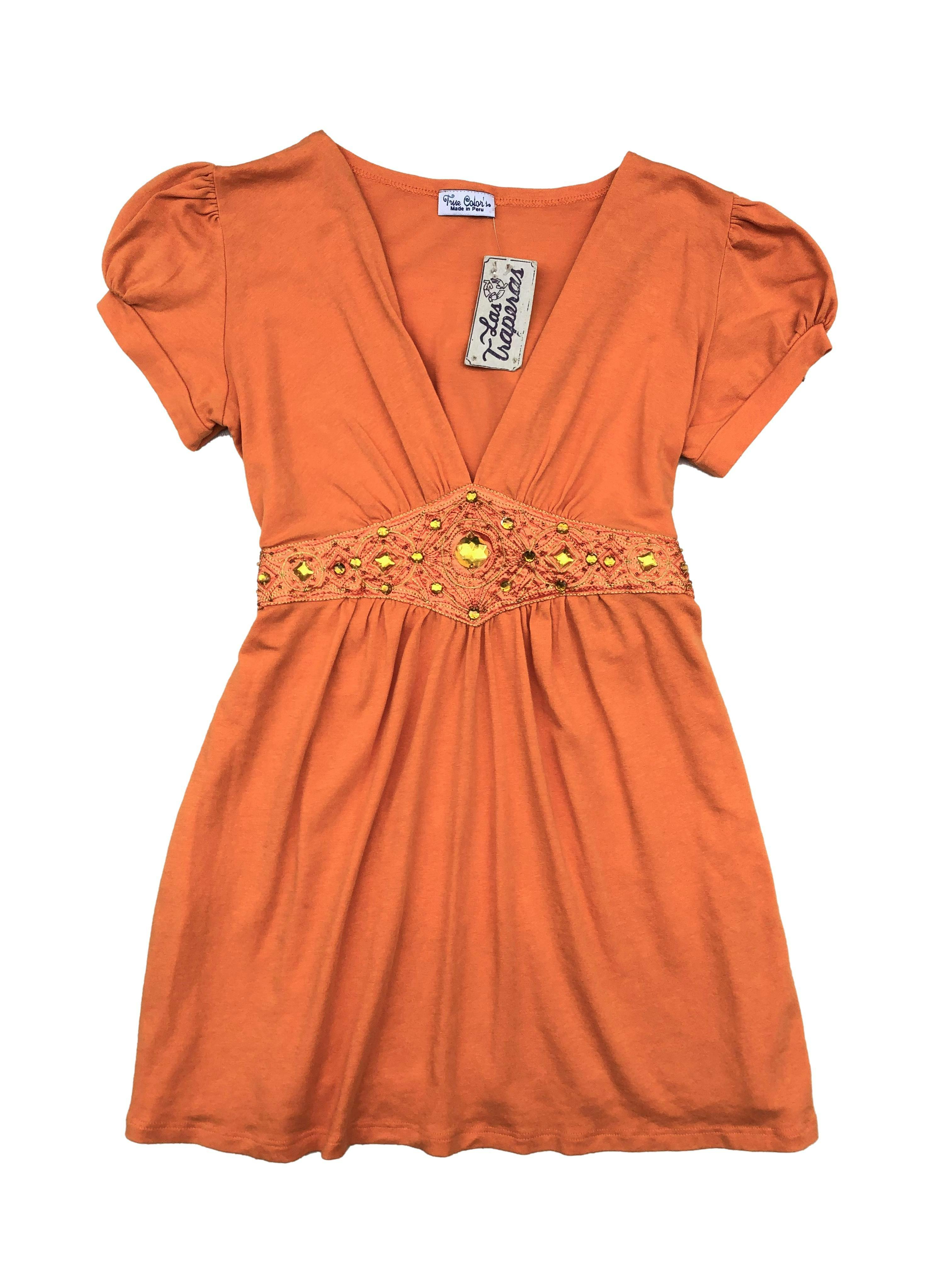 Polo de algodón naranja, escote en V con pedrería bajo el busto y cinto para amarrar. Busto: 80cm, Largo: 62cm