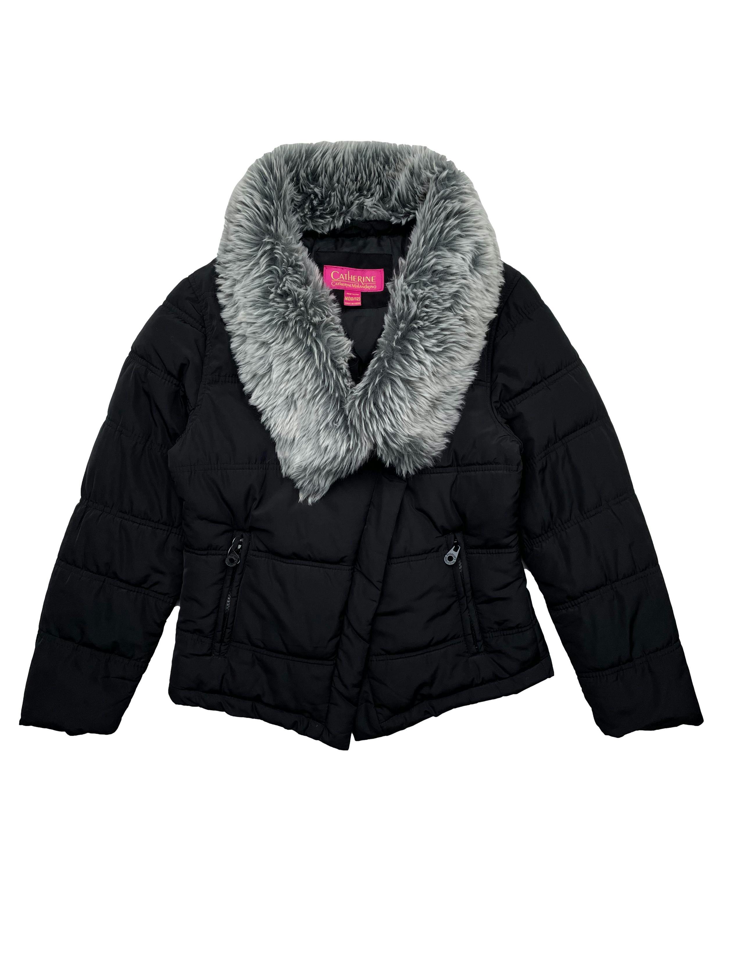 Puffer jacket negra Catherine Malandrino, cuello de peluche, con cierre, broches y bolsillos. Busto 90cm, Largo 55cm. 