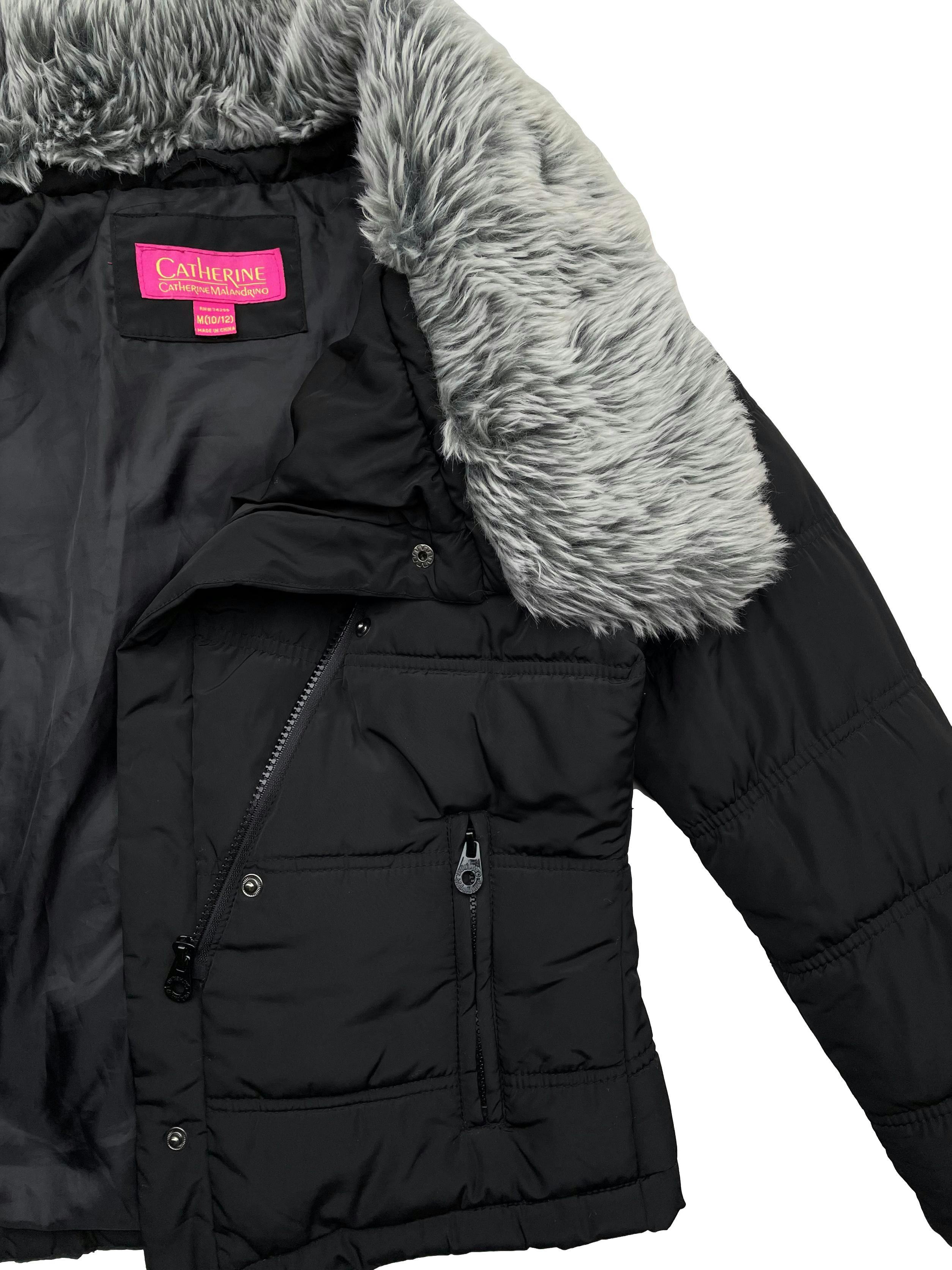 Puffer jacket negra Catherine Malandrino, cuello de peluche, con cierre, broches y bolsillos. Busto 90cm, Largo 55cm. 