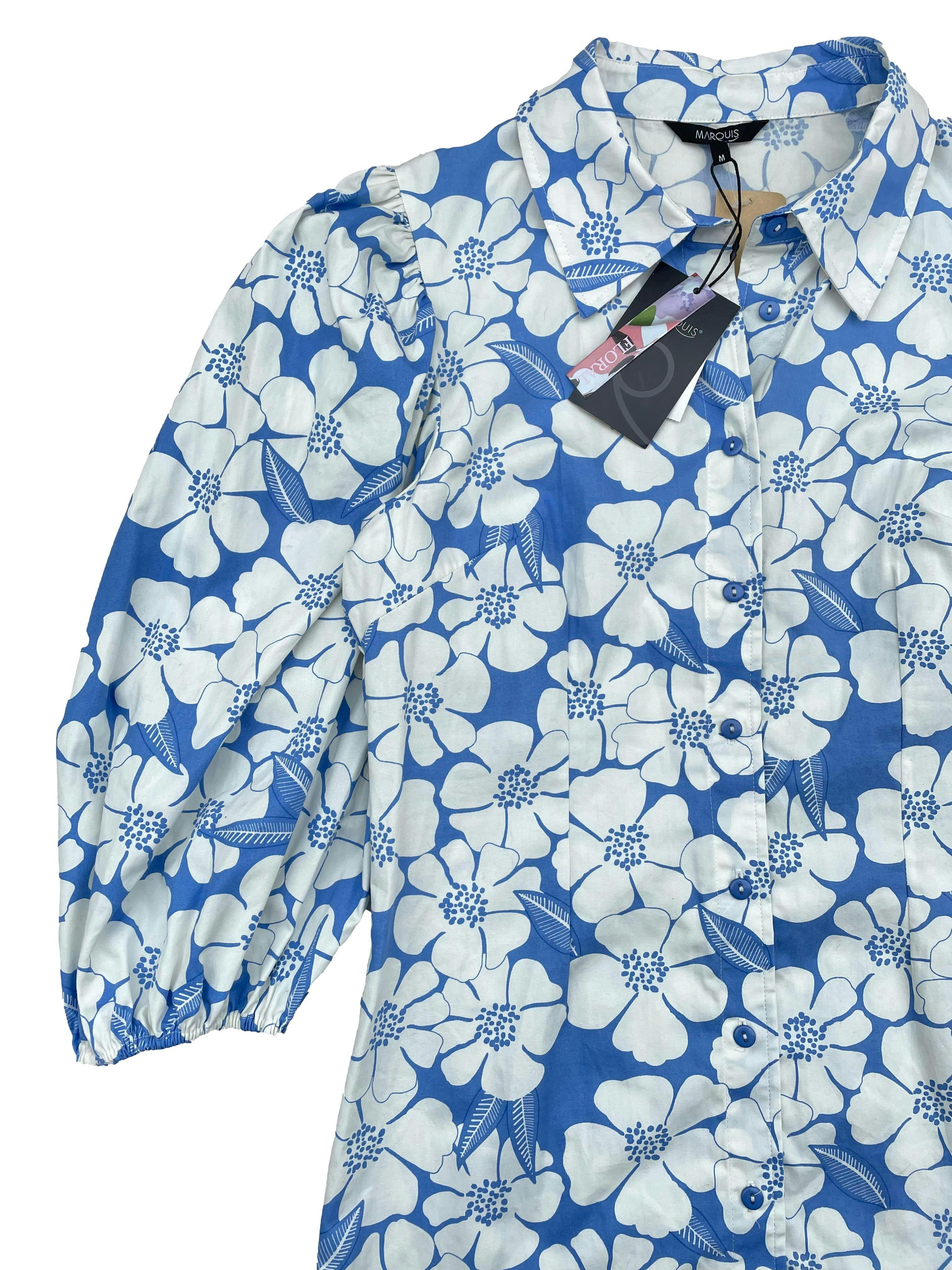 Vestido Marquis azul claro con estampado de flores blancas, botones delanteros y mangas 3/4 abullonadas, 100% algodón tipo camisa. Busto 98cm, Largo 85cm. Nuevo con etiqueta, precio original S/ 150