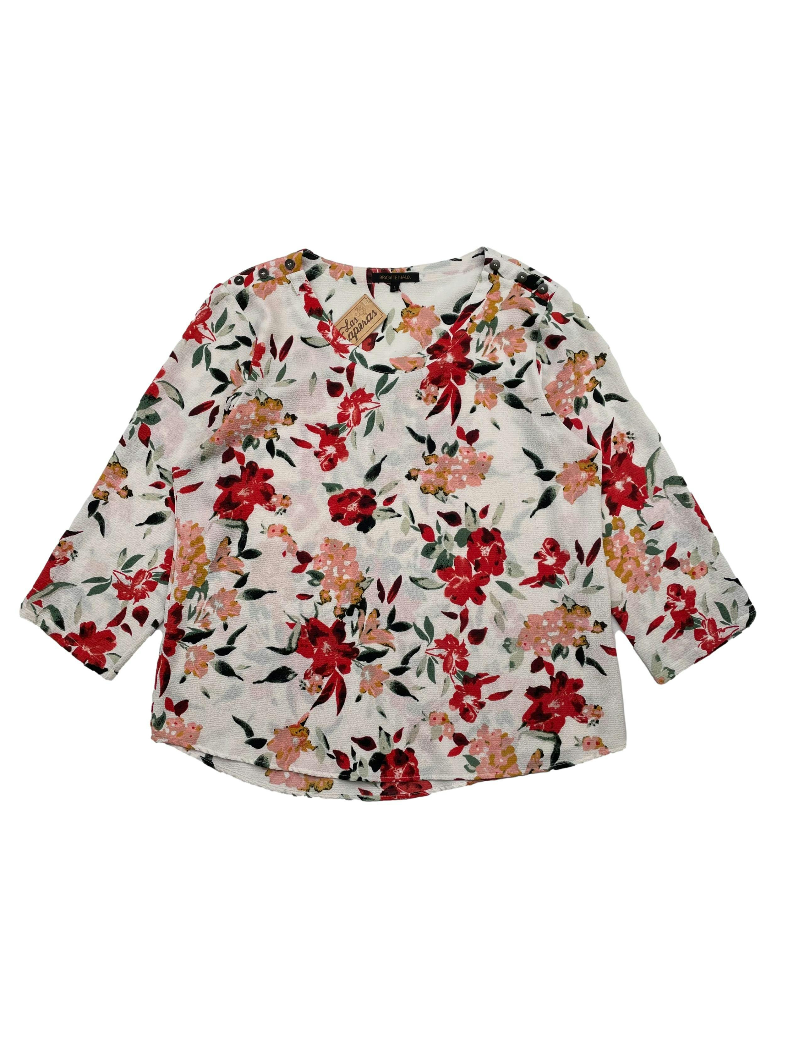 Blusa Brigitte Naux crema con estampado floral en crepe, botones decorativos en hombros.Busto 110cm, Largo 62cm.