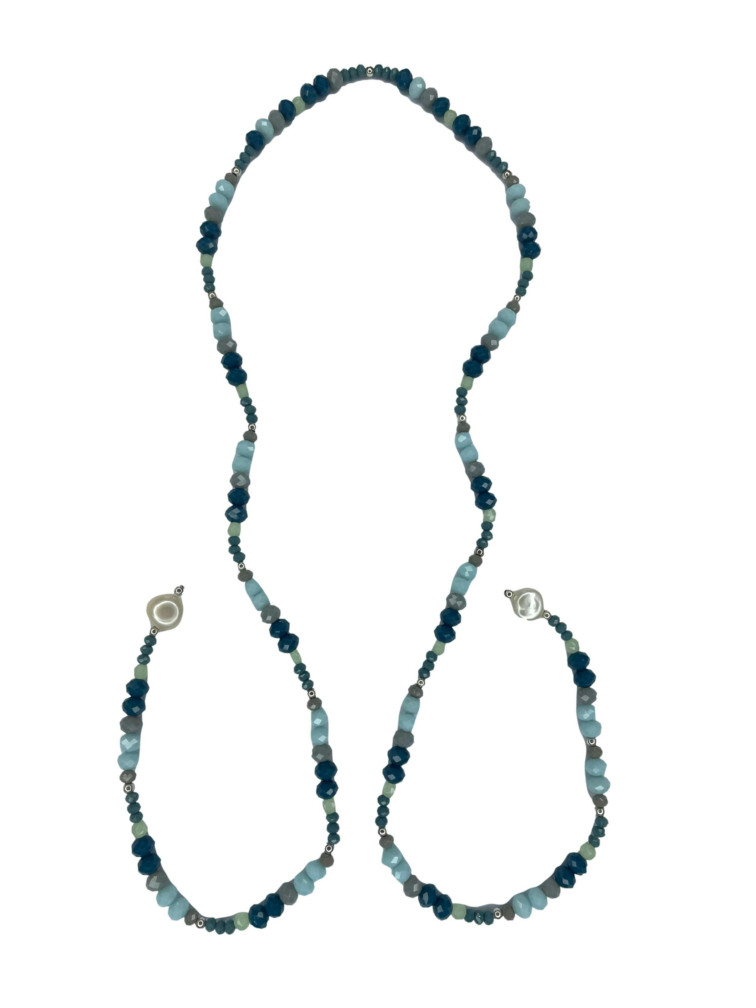 Collar envolvente de acrílicos en tonos azules y perlas en extremos. Largo 80cm