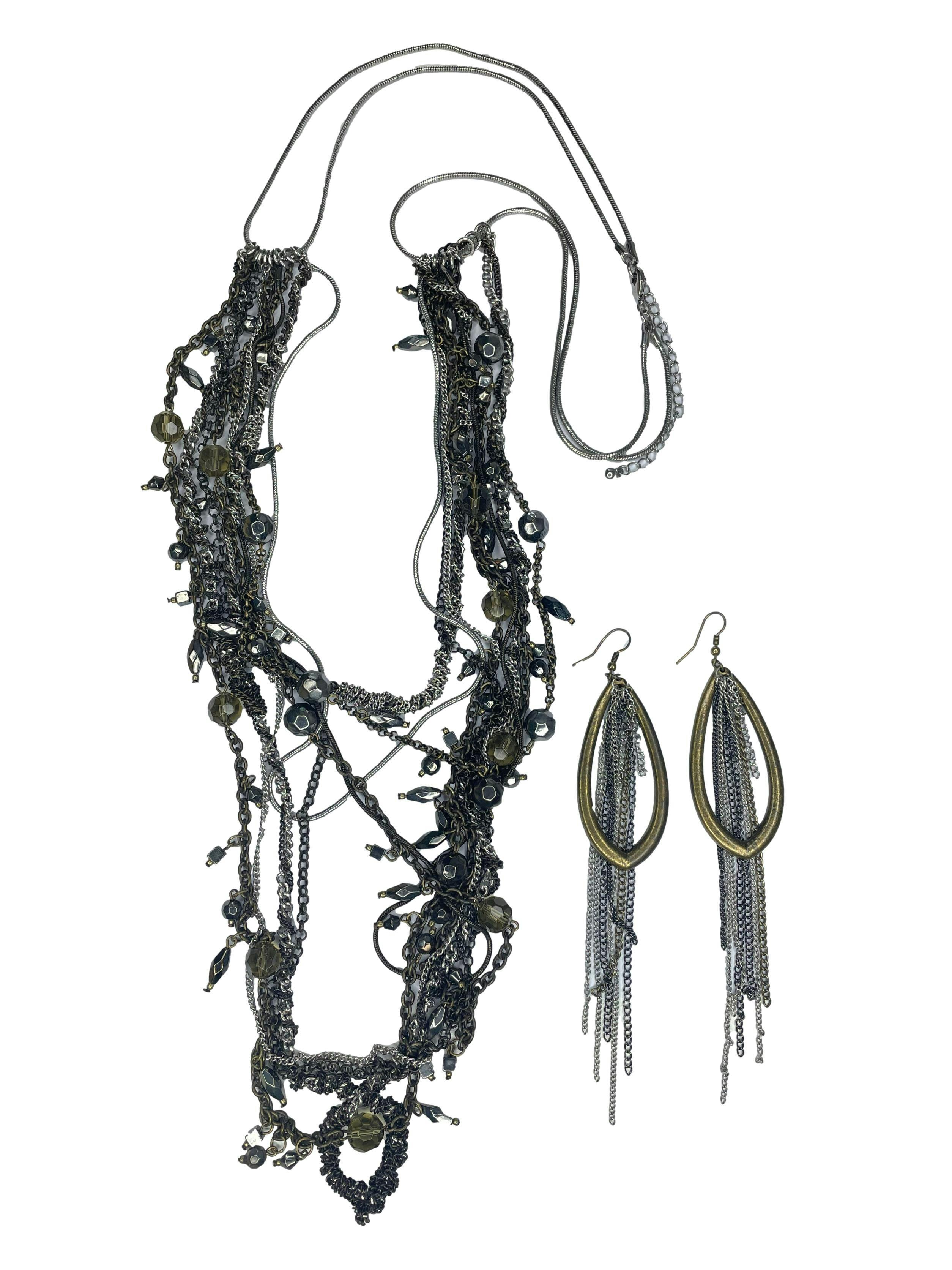 Set aretes y collar largos, collar varios tipos de  cadenas metálicas, largo 110cm. Aretes gota y cadenas colgantes, largo 15cm.