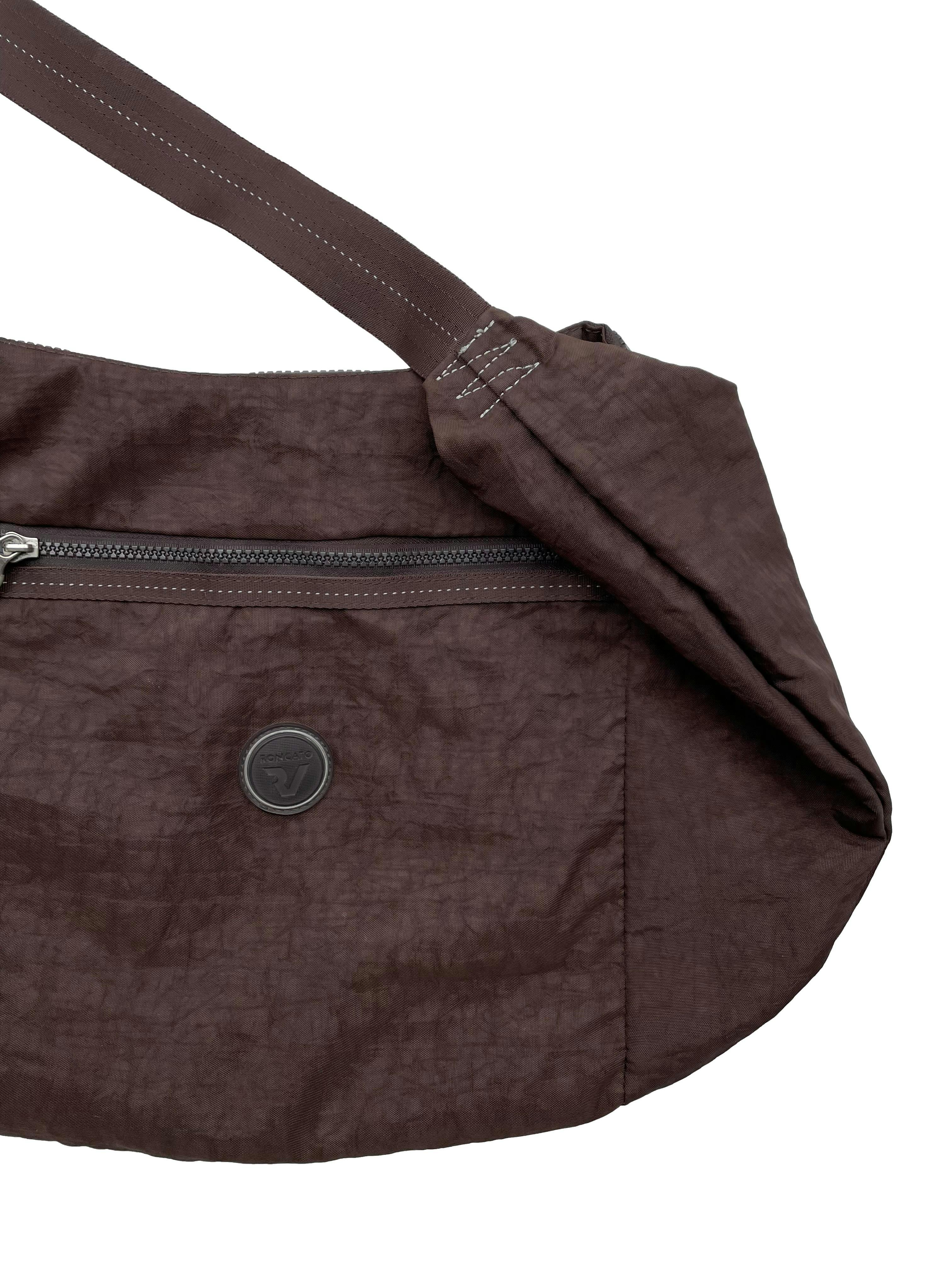 Bolso crossbody Roncato color marrón, asa reguable, forro interno y bolsillos con cierre. Como nuevo. Medidas 55x 33cm.