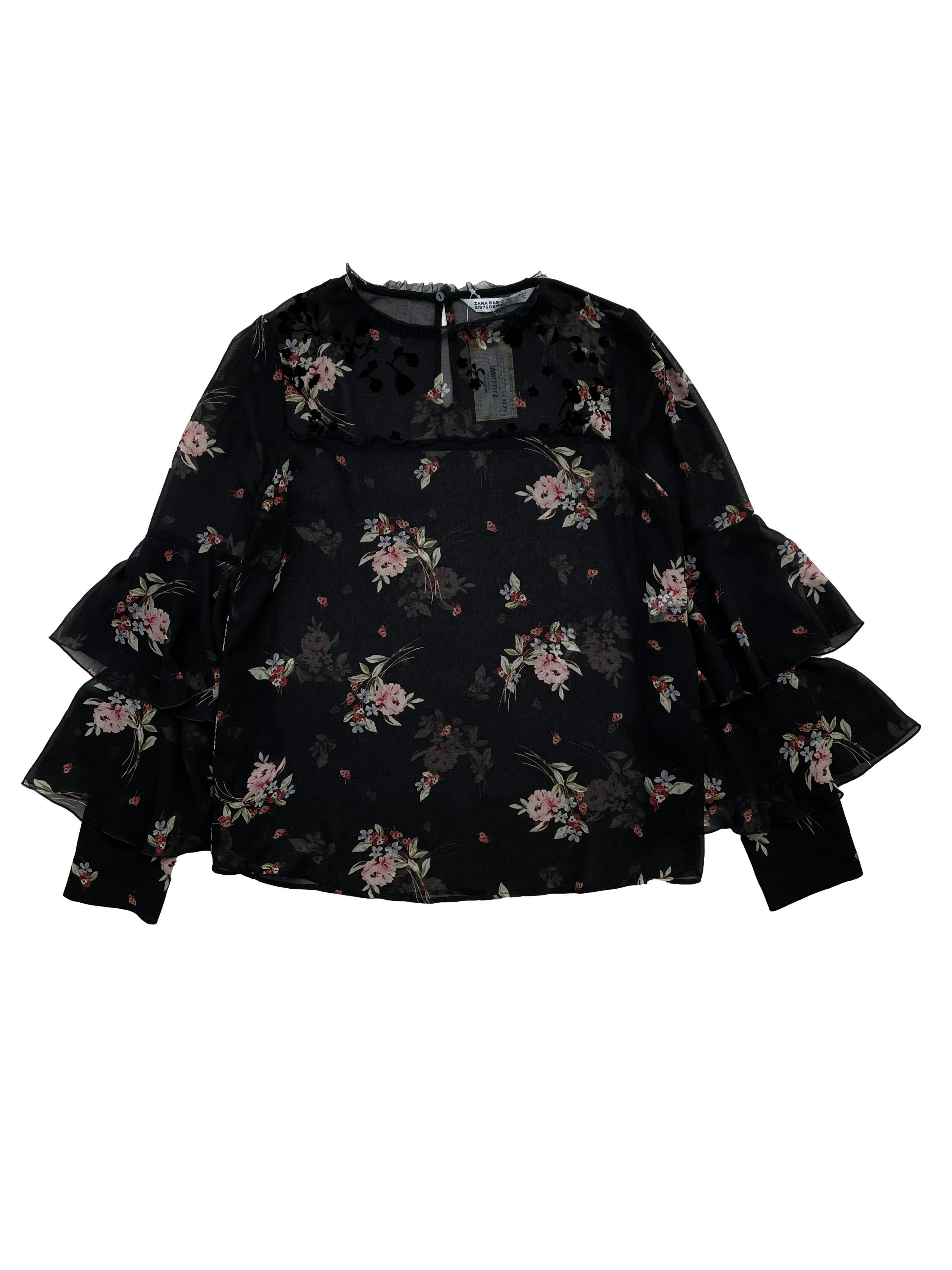 Blusa Zara negra de gasa con estampado floral, corte recto,mangas con vuelo y botones forrados (uno de repuesto) , abertura en espalda con botón. Busto 94cm, Largo 58cm.