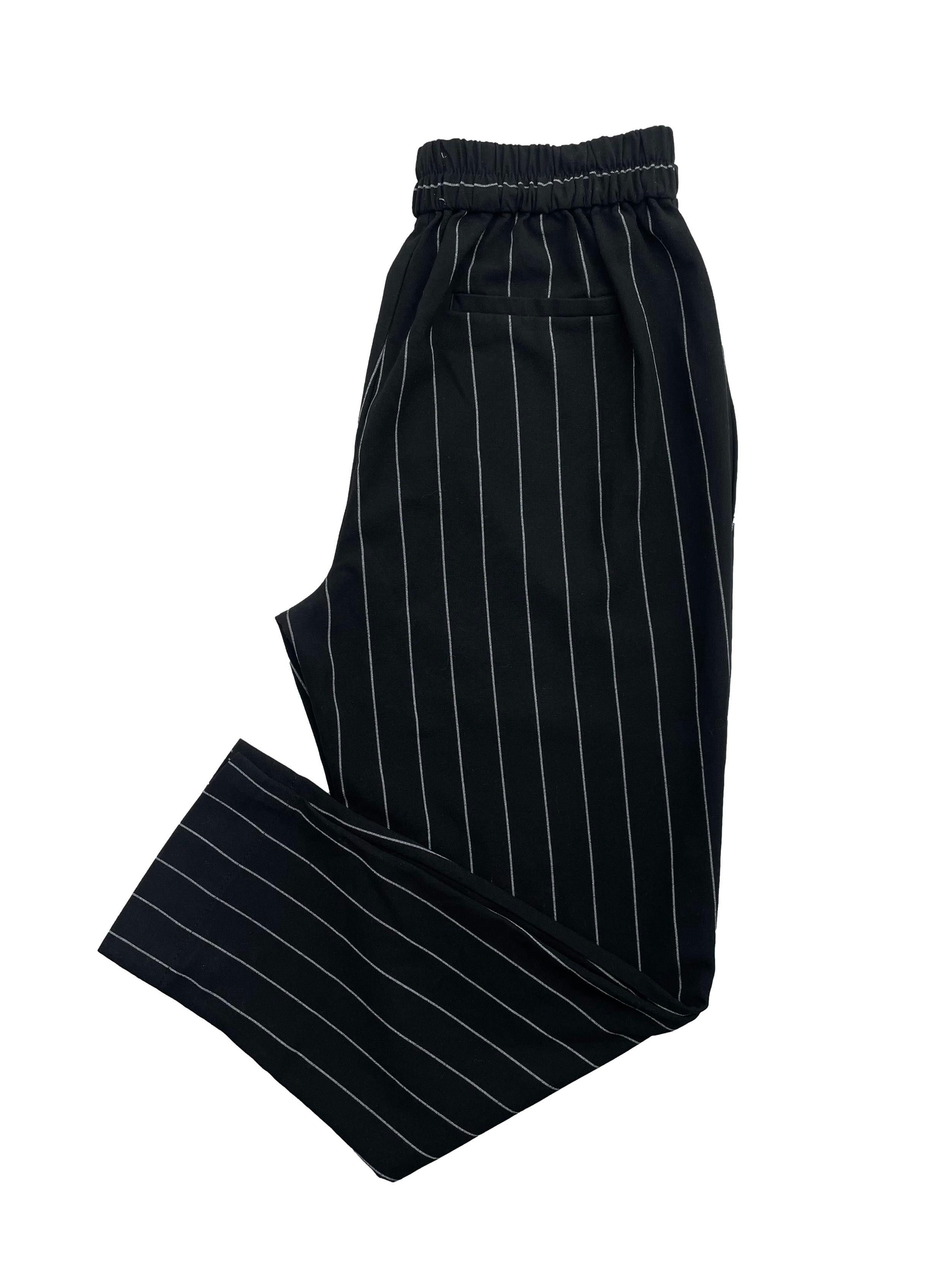Pantalón Sybilla negro con rayas blancas, con elástico en la pretina Cintura: 66cm (sin estirar), Tiro 28cm Largo: 91cm