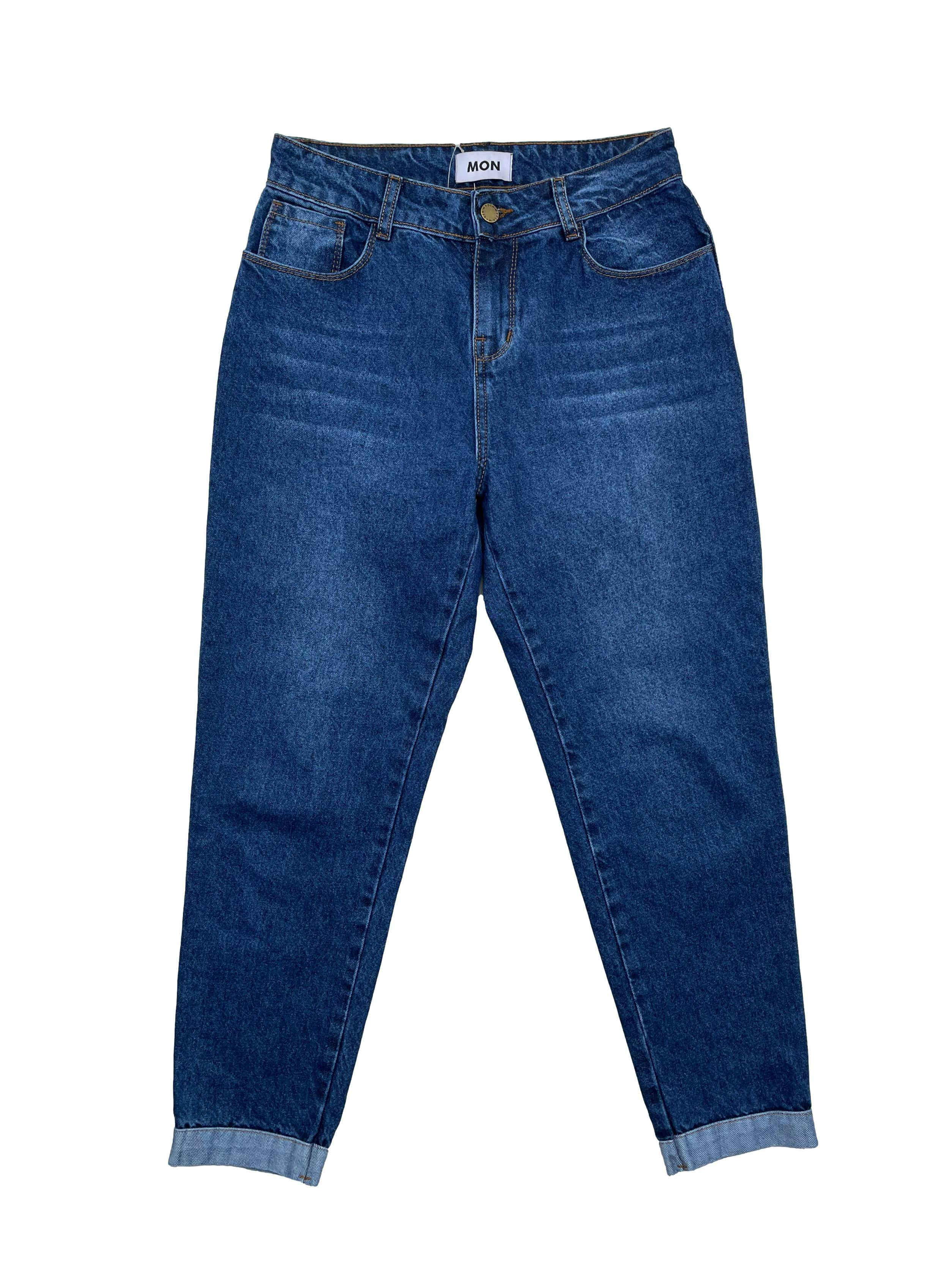 Pantalón mom jean MON azul de tiro alto, bolsillos delanteros y posteriores. Cintura 70cm, Largo 86cm.