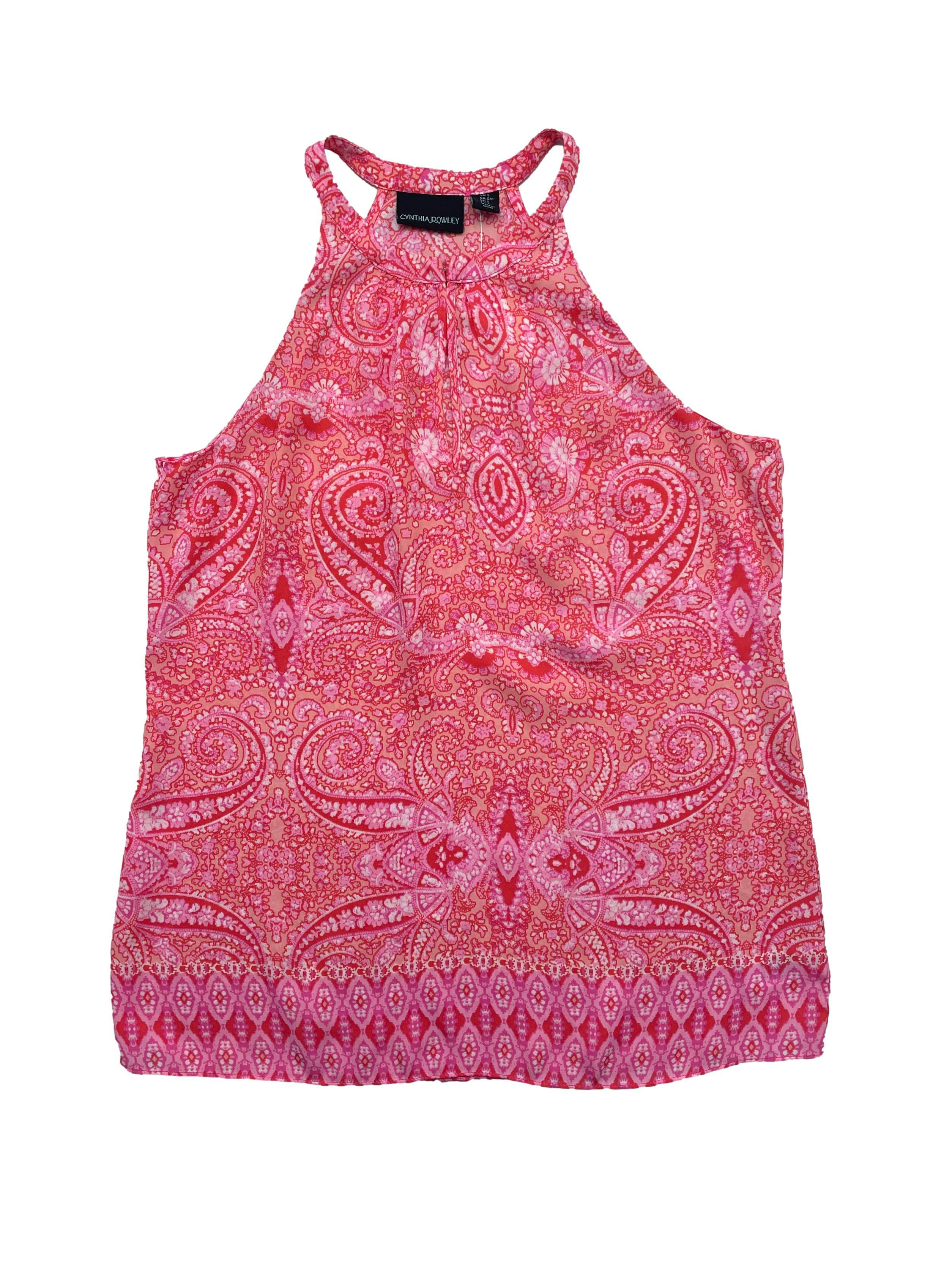 Blusa Cynthia Rowley color rosado con estampado tribla en colores rojos y anarajandos, manga cero pequeño broche en la parte delantera. Busto: 96cm, Largo: 67cm