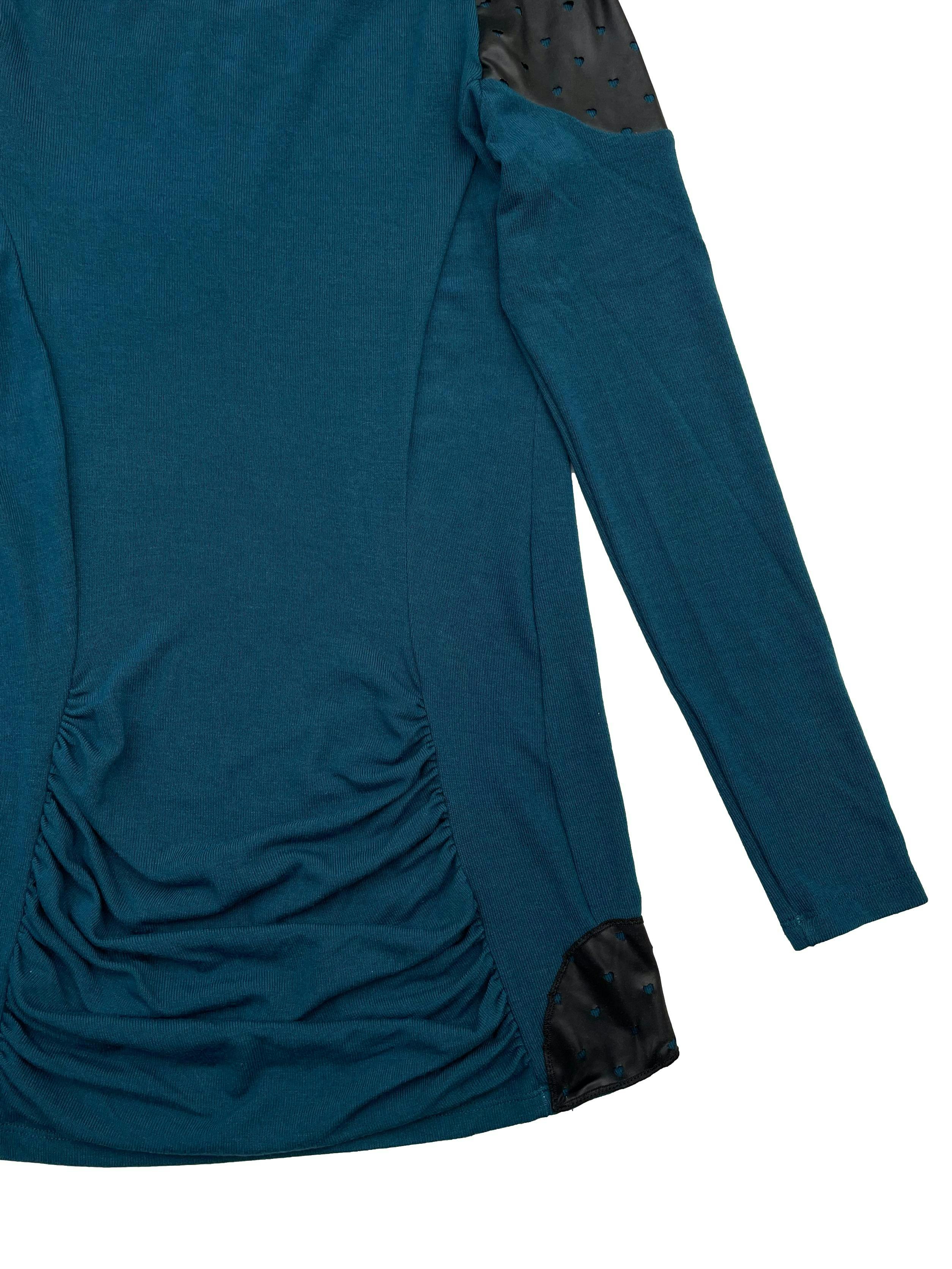 Chompa delgada Domo azul verdoso con aplicaciones tipo cuerina, espalda con drapeado cerca a la basta. Busto 85cm Largo 70-80cm. Nuevo con etiqueta.