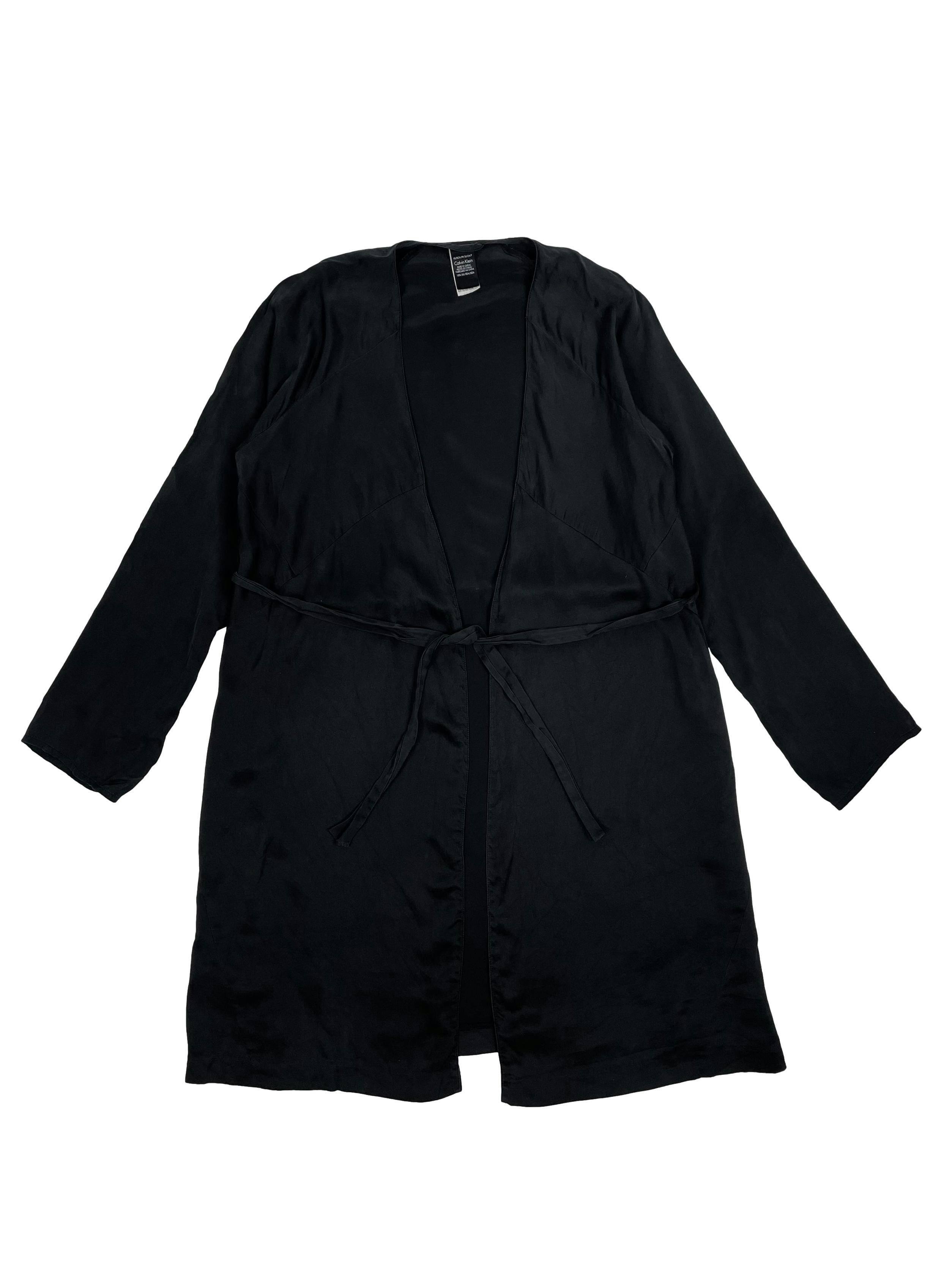 Bata Calvin Klein negra 100% seda con cinto para amarrar en cintura. Precio original S/550. Busto 100cm, Largo 98cm.
