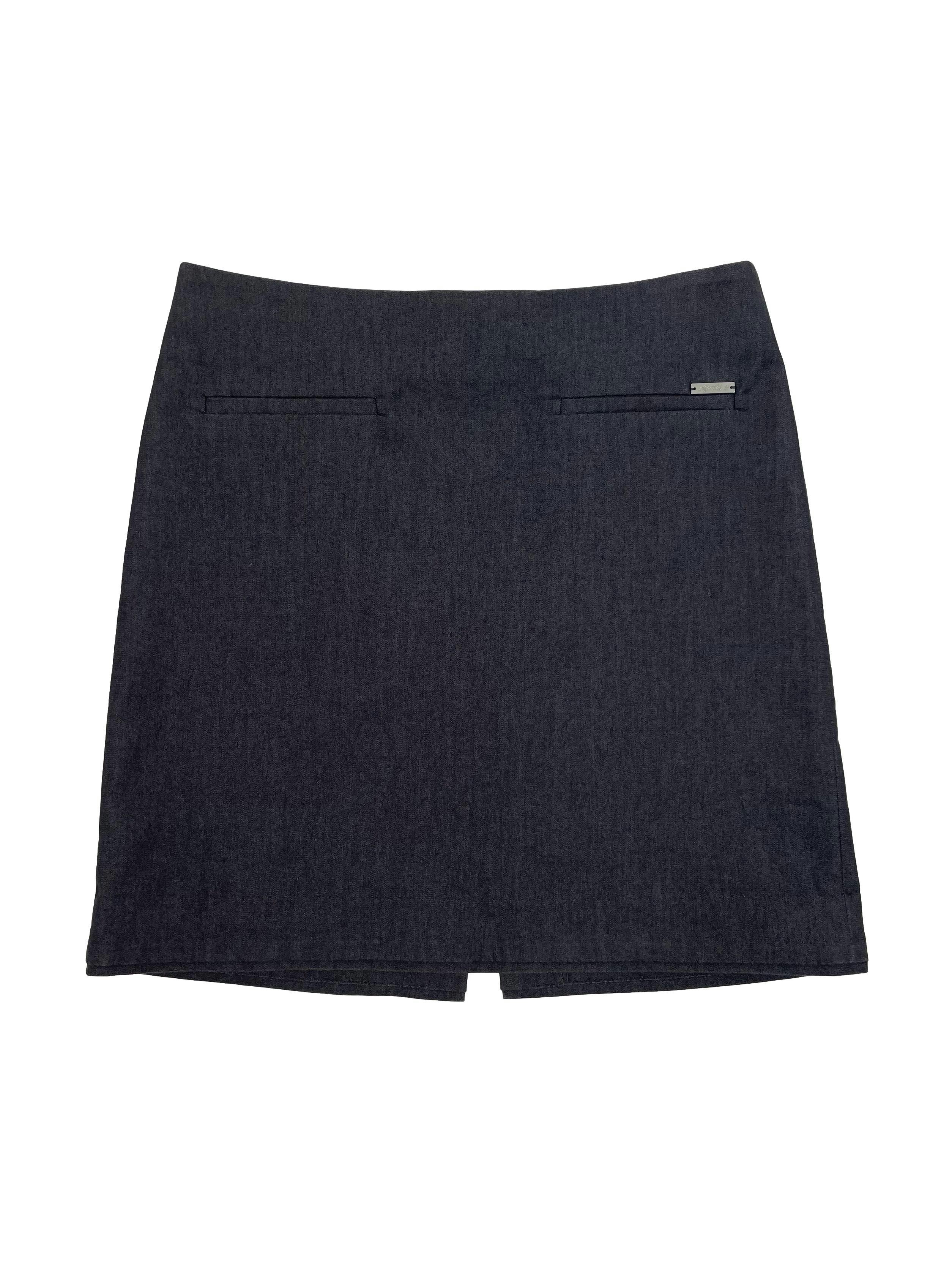 Falda Essentiel formal, color gris con falsos bolsillos, cierre invisible y abertura posterior. Cintura 76cm,Largo 44cm.