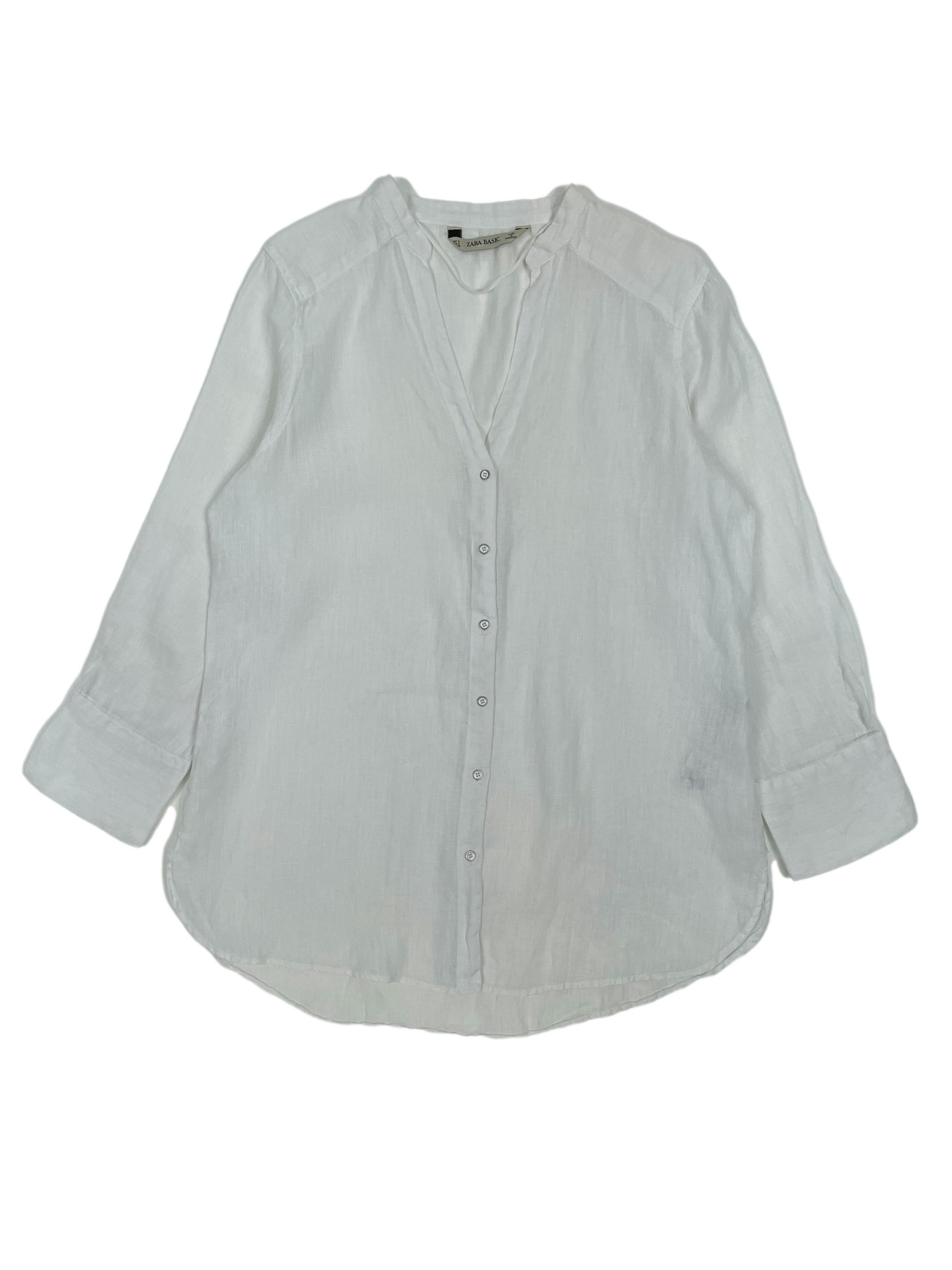 Blusa Zara blanca 100% lino, cuello nerú, escote en V, aberturas laterales y botón de repuesto. Busto 100cm, Largo 60cm.