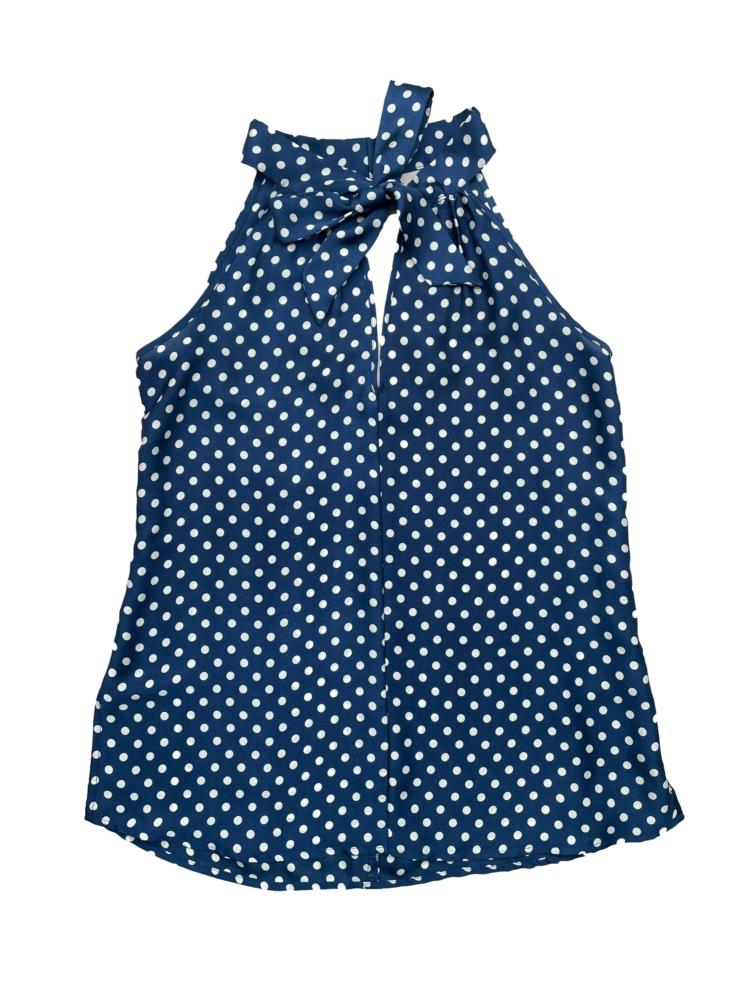 Blusa Michelle Belau azul con polka dots blancos,cuello halter con lazo, escote en V frontal y posterior, aberturas laterales. Busto 92cm, Largo 68cm.