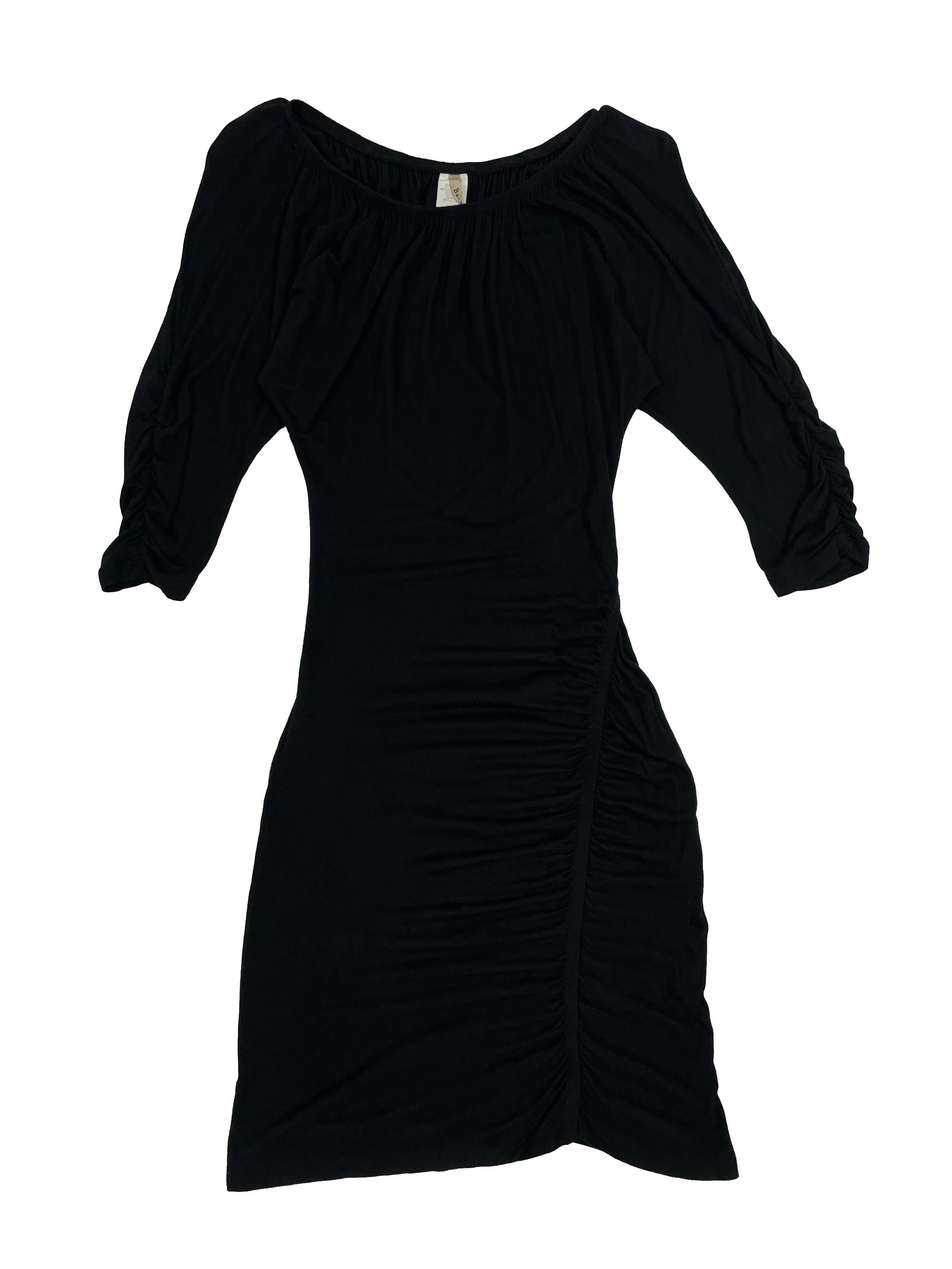 Vestido negro de tela stretch, escote elasticado, mangas murciélago y fruncido lateral. Cintura 56cm sin estirar, Largo 100cm.