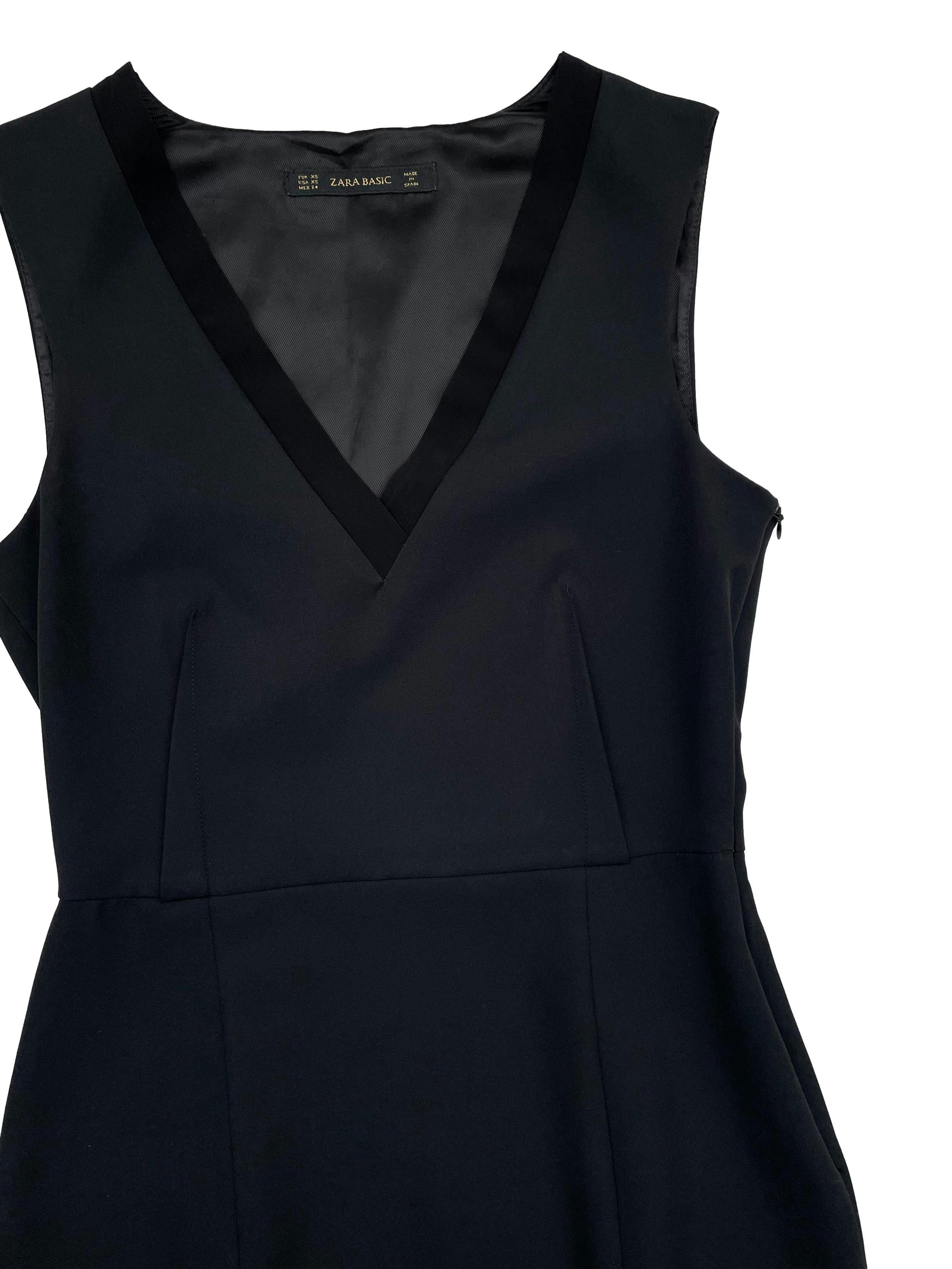 Vestido Zara negro entallado de tela plana con forro,escote en V y cierre invisible lateral. Busto 82cm, Largo 95cm.