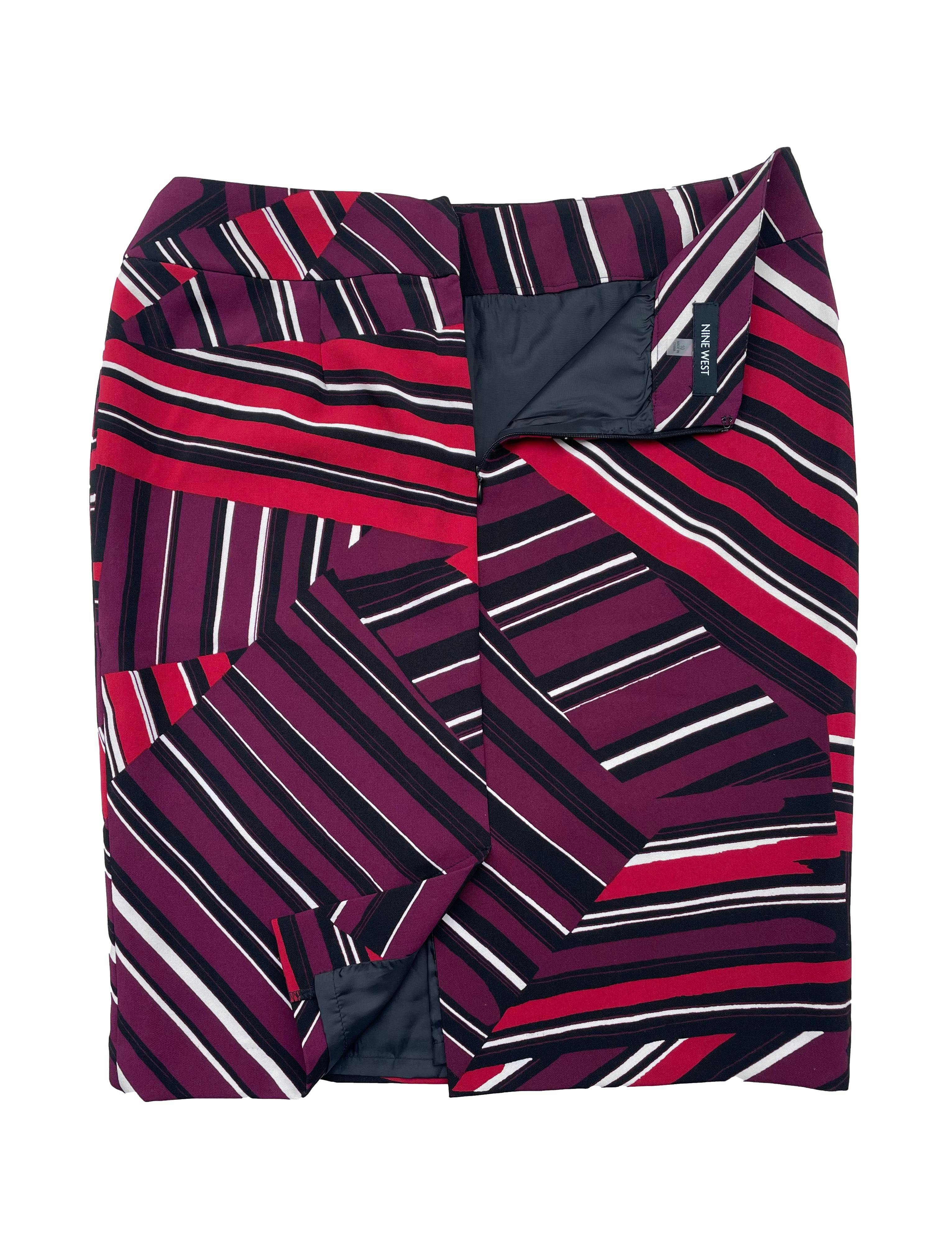 Falda Nine West a rayas negras, rojas, guindas y blancas, cierre posterior y forro interno. Cintura: 80cm Cadera 105 Largo: 58cm