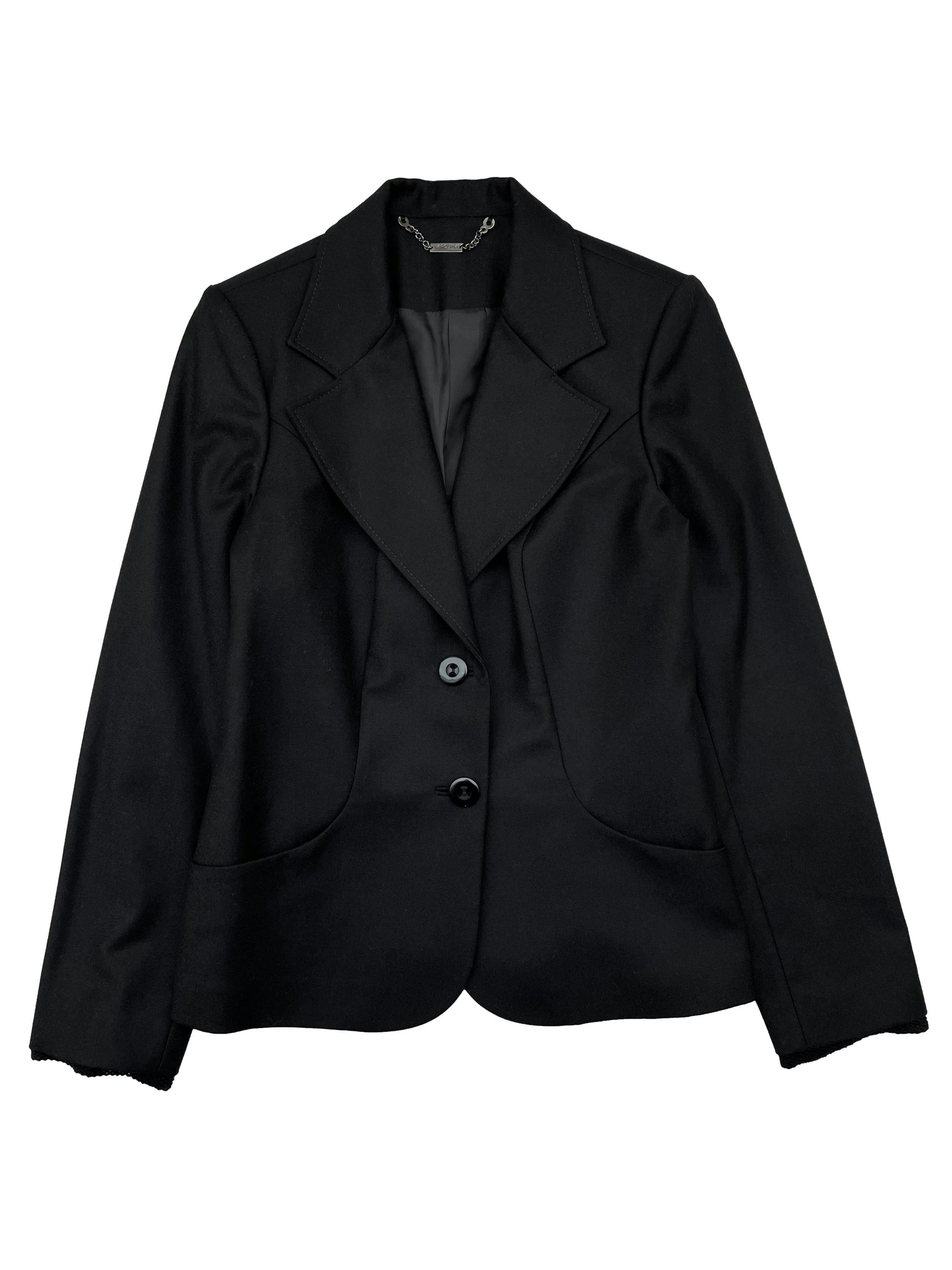 Blazer negro Carolina 100% lana, forrado, con hombreras, pinzas y bolsillos frontales. Precio original S/300. Busto 100cm, Largo 60cm.