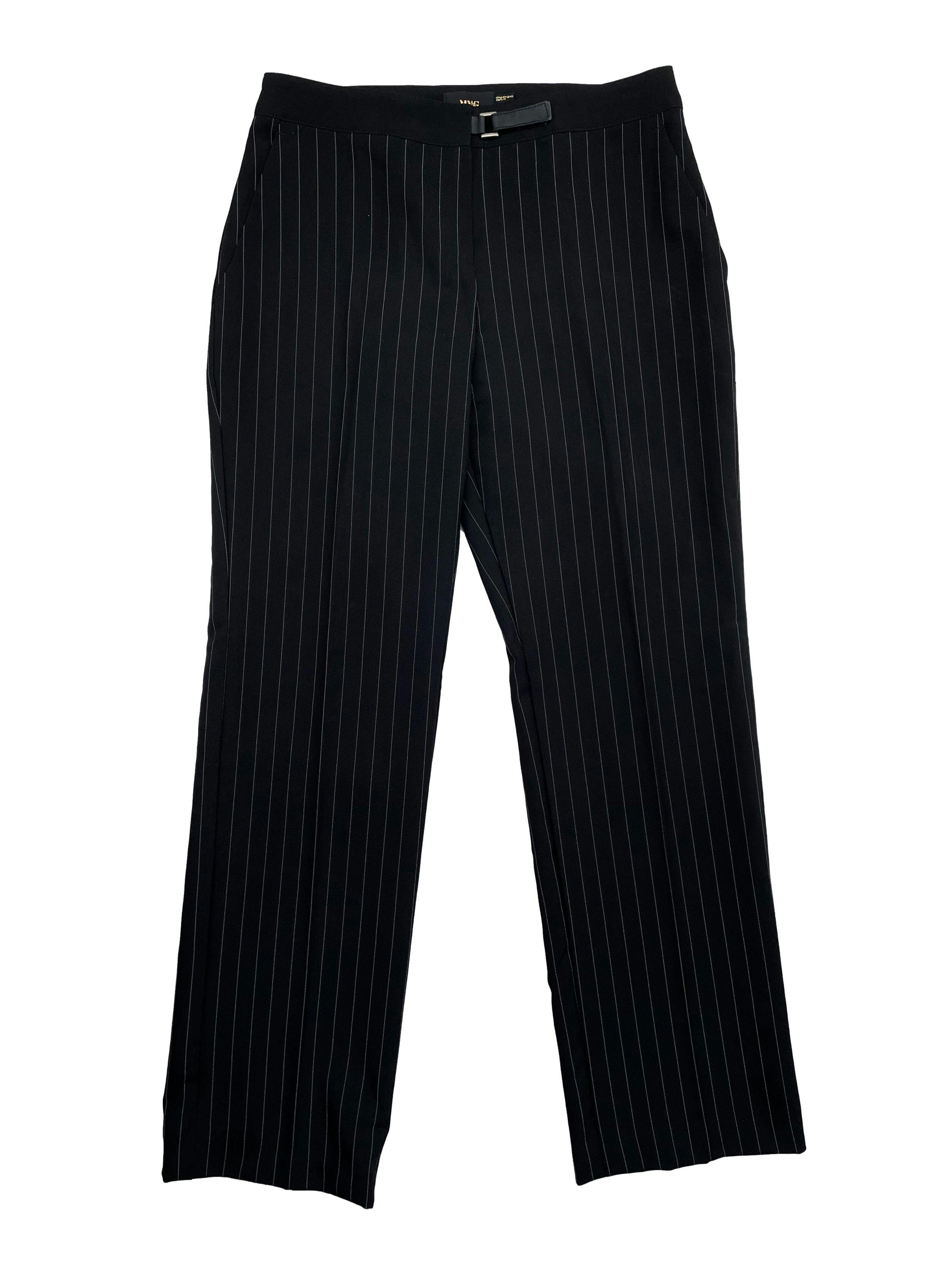 Pantalón de vestir Mango con rayas diplomáticas, corte recto, bolsillos laterales y cierre escondido frontal. Cintura 76cm, Largo 97cm.