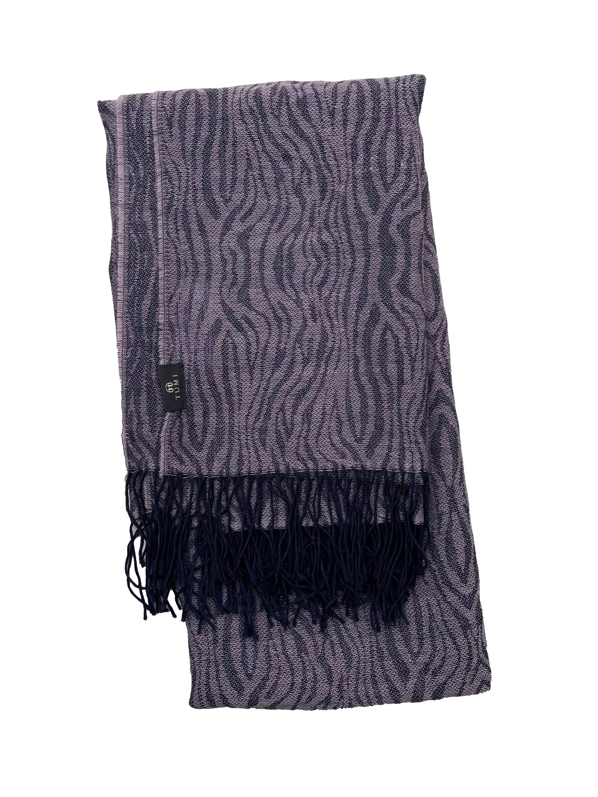 Bufanda Tumi 92% lana 8% nylon en ondas lila y azul con flecos. Medidas 90x170cm