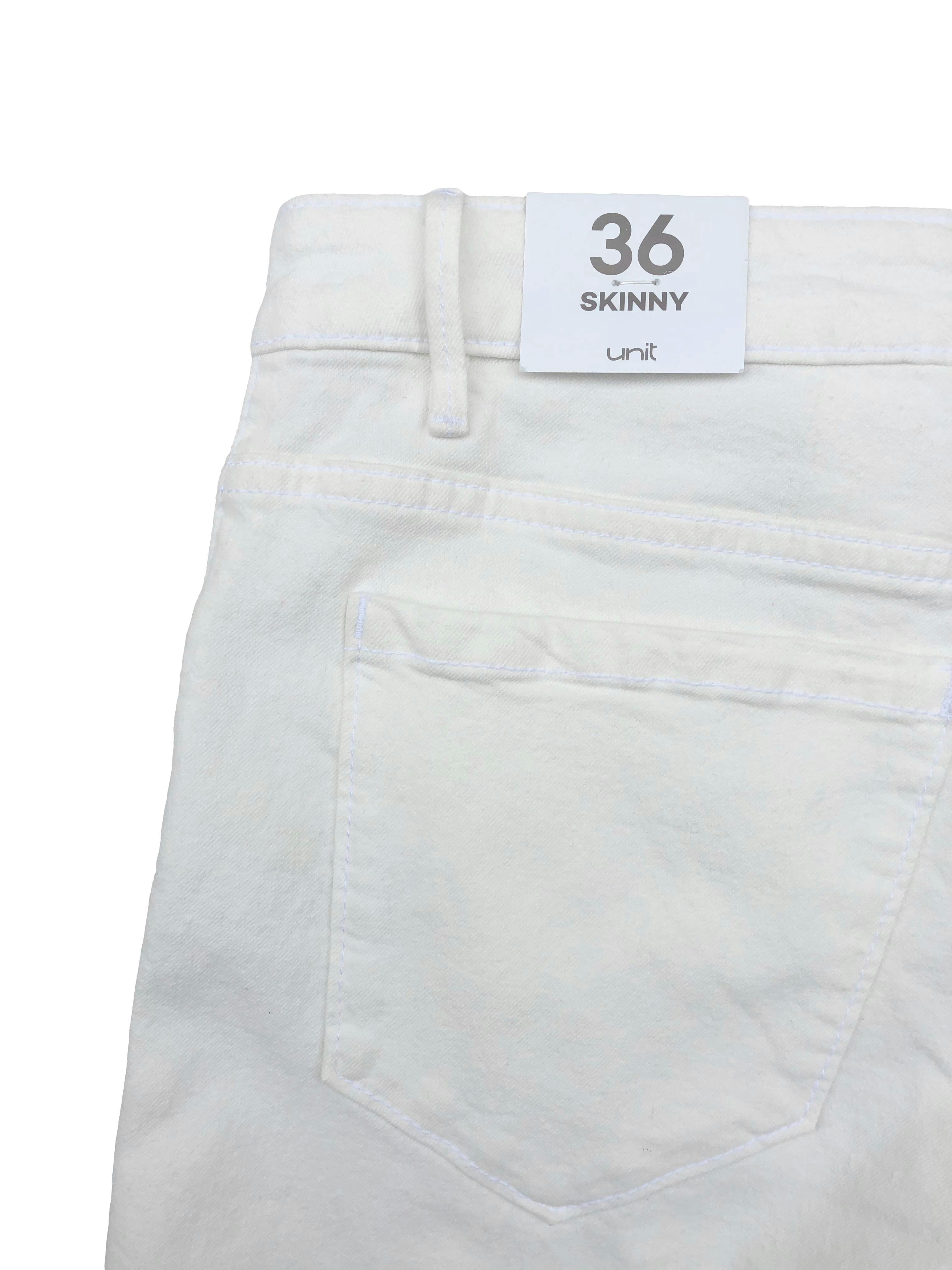 Skinny jean blanco Unit, bolsillos delanteros y en la parte de atrás, cierre. Cintura: 70cm, Tiro: 25cm, Largo: 96cm. Nuevo con etiqueta.
