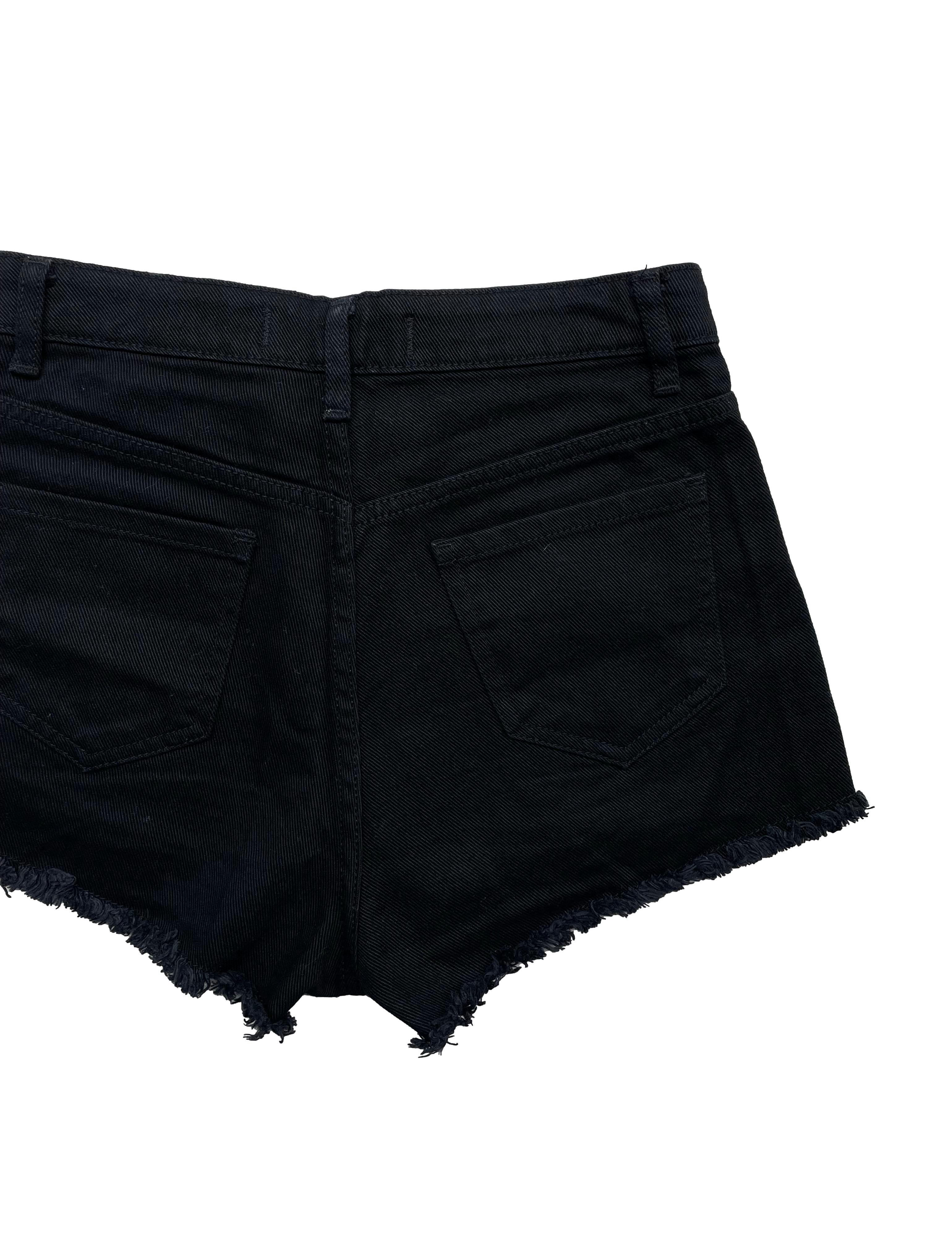 Short jean negro Tally Weijl con bolsillos delanteros y posteriores, basta desflecada. Cintura: 64cm, Tiro 26cm Largo: 30cm. Nuevo