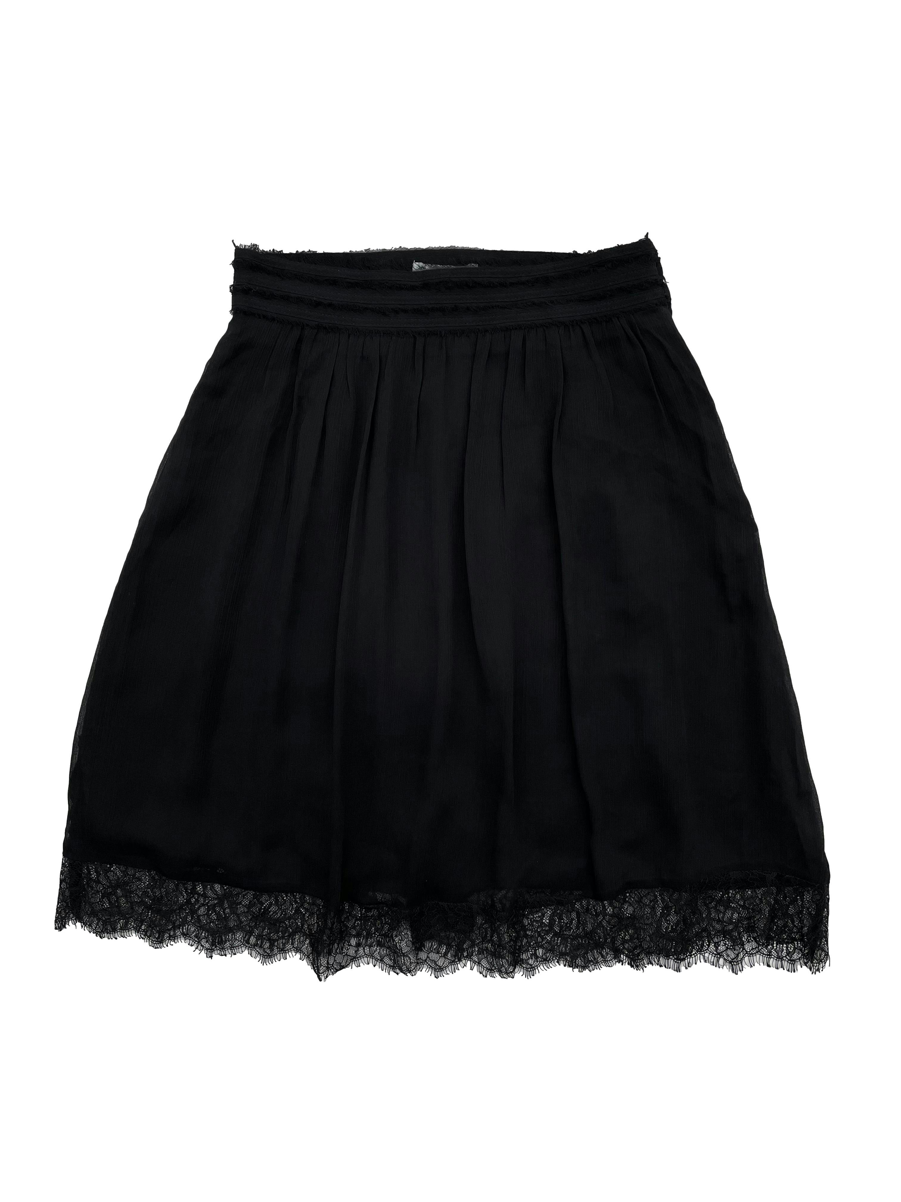 Falda H&M de gasa negra con forro, detalles desflecados y blonda en la basta, lleva cierre lateral. Cintura: 64cm, Largo: 52cm
