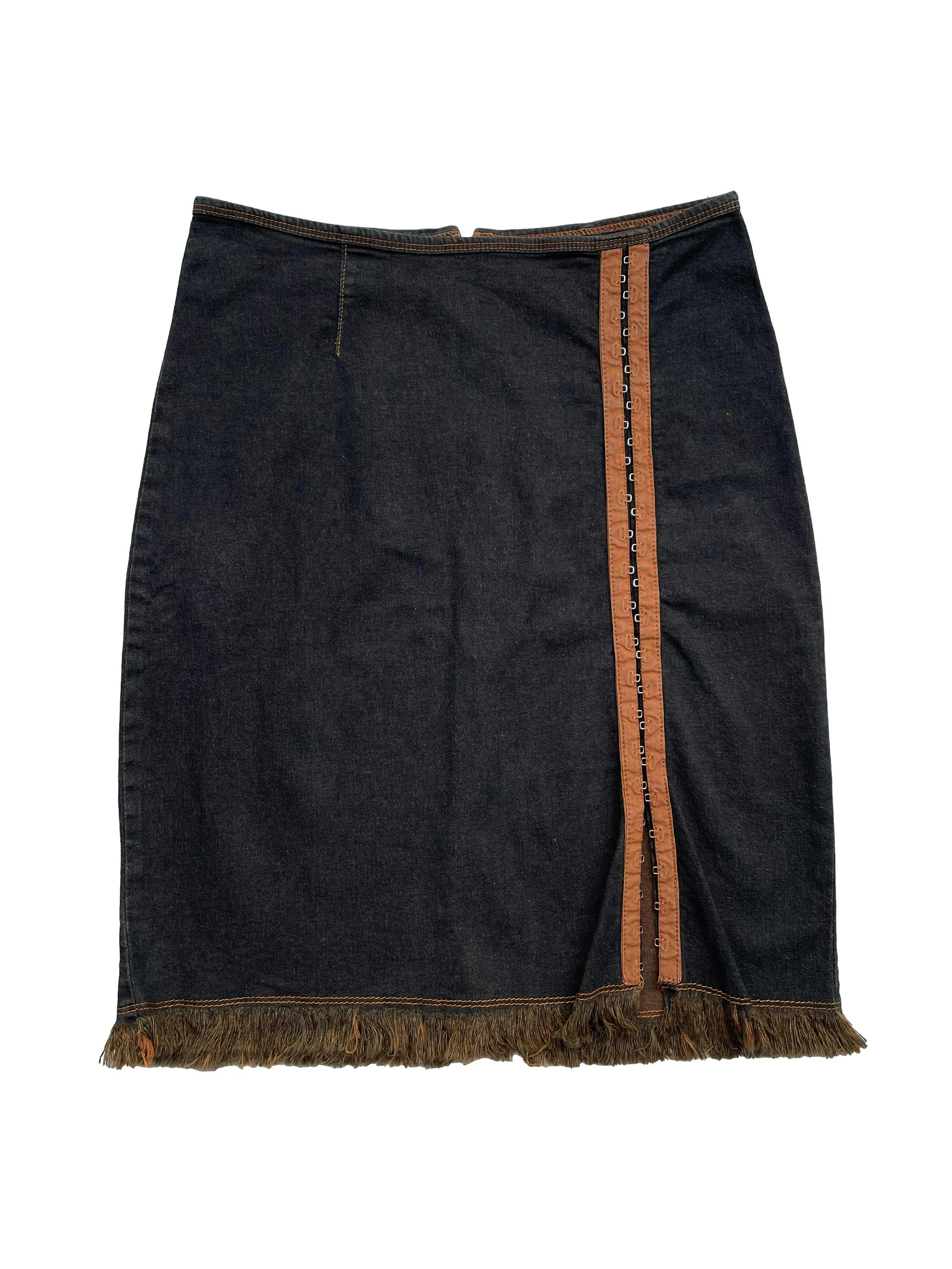 Falda vintage de jean stretch con cierre posterior, abertura con corchetes y basta desflecada. Cintura 70cm Largo 51cm