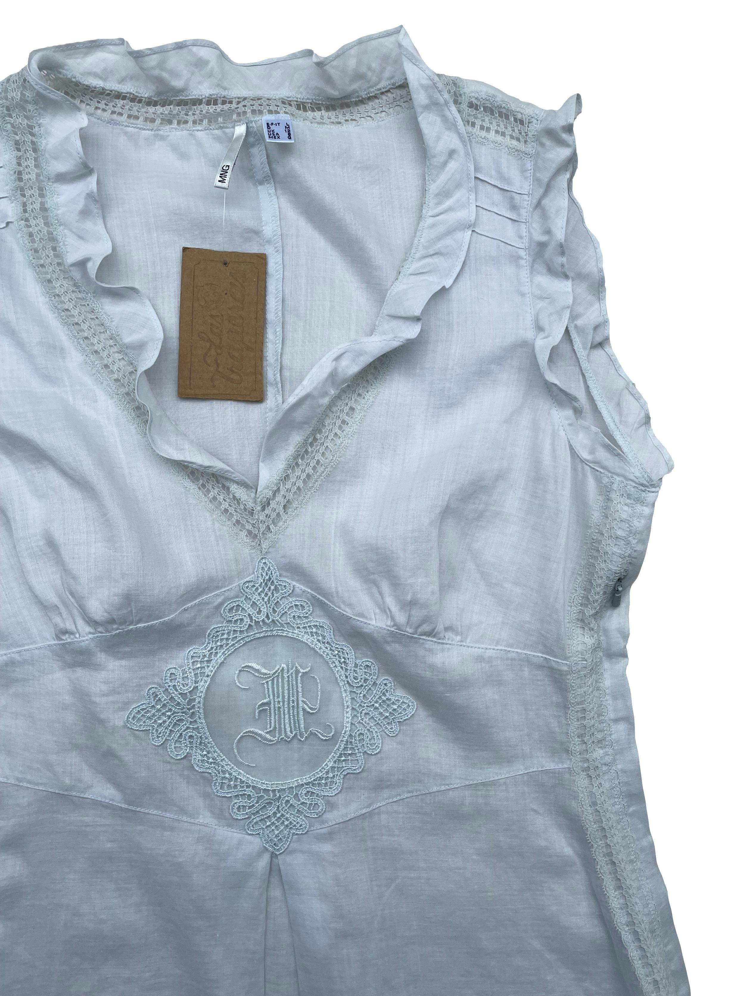 Blusa Mango 100% ramie celeste clarito con detalles bordados, cierre lateral. Busto 90cm Largo 56cm