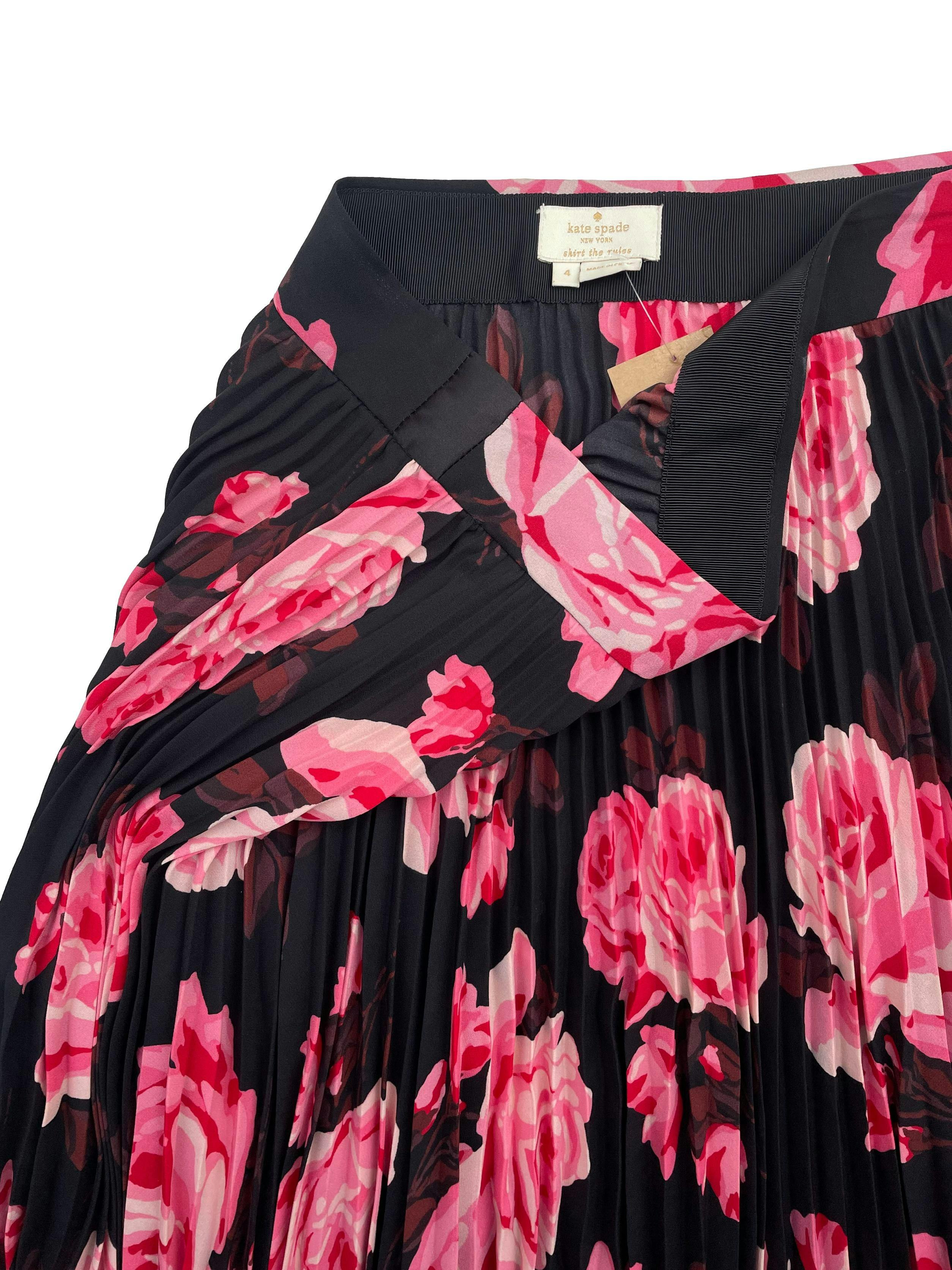 Falda midi Kate Spade negra con estampado de rosas, modelo plisado y cierre lateral. Precio original $250. Cintura 76cm, Largo 74cm.