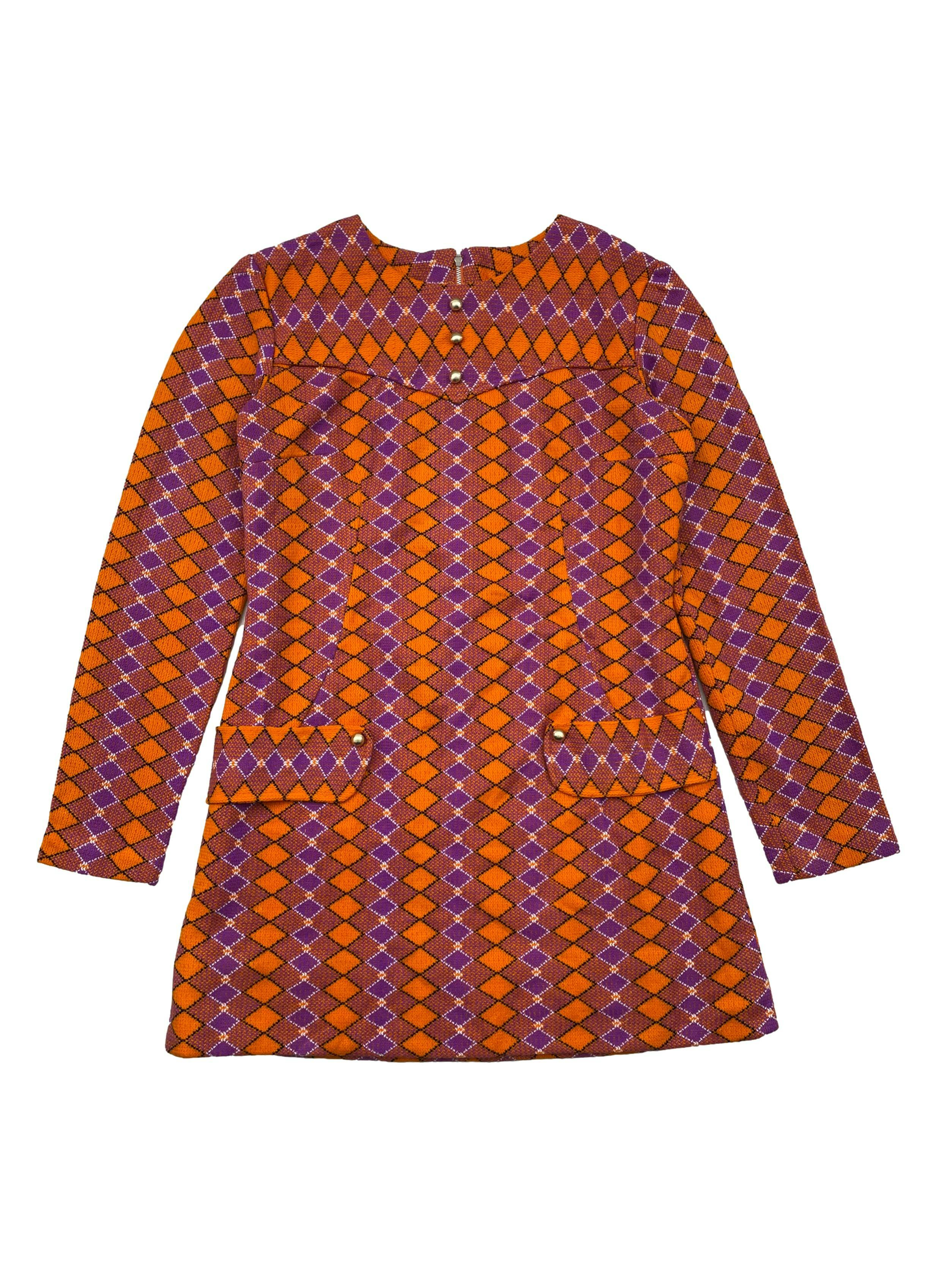 Vestido vintage de tweed con patrón de rombos en naranja y morado, forrado, corte en A,  pinzas, cuello redondo, cierre en espalda y botones dorados. Busto 90cm, Largo 72cm.