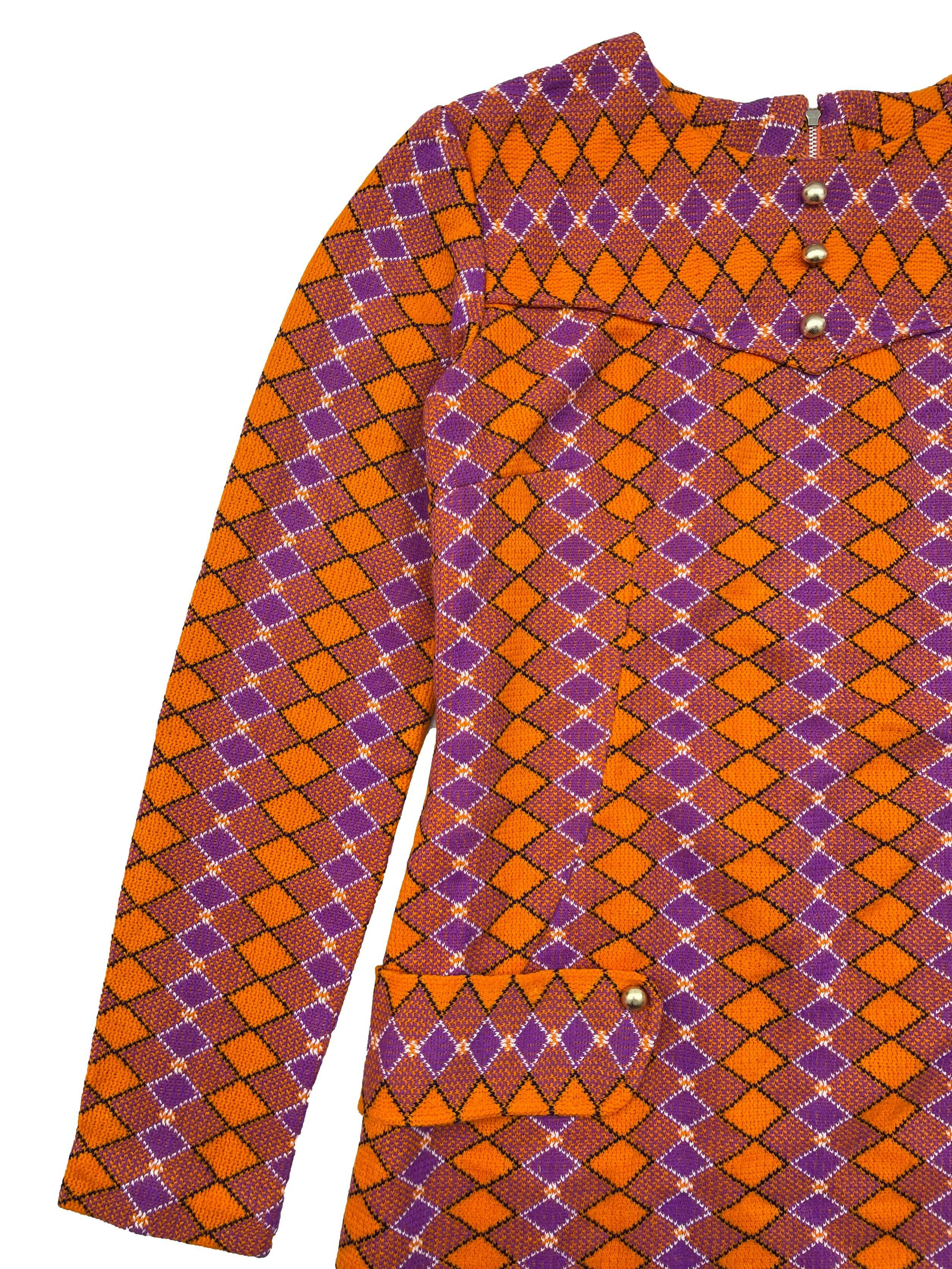 Vestido vintage de tweed con patrón de rombos en naranja y morado, forrado, corte en A,  pinzas, cuello redondo, cierre en espalda y botones dorados. Busto 90cm, Largo 72cm.