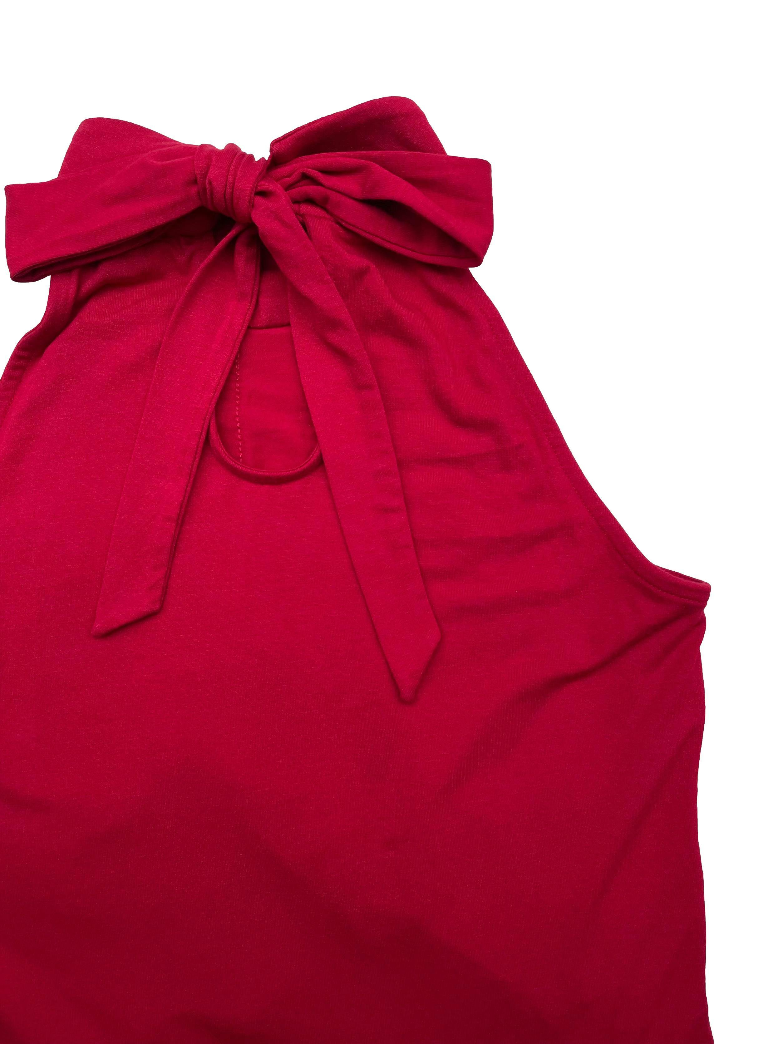 Blusa White House roja con cuello halter y volantes plisados, tela stretch. Precio original S/340. Busto 80cm sin estirar, Largo 60cm.
