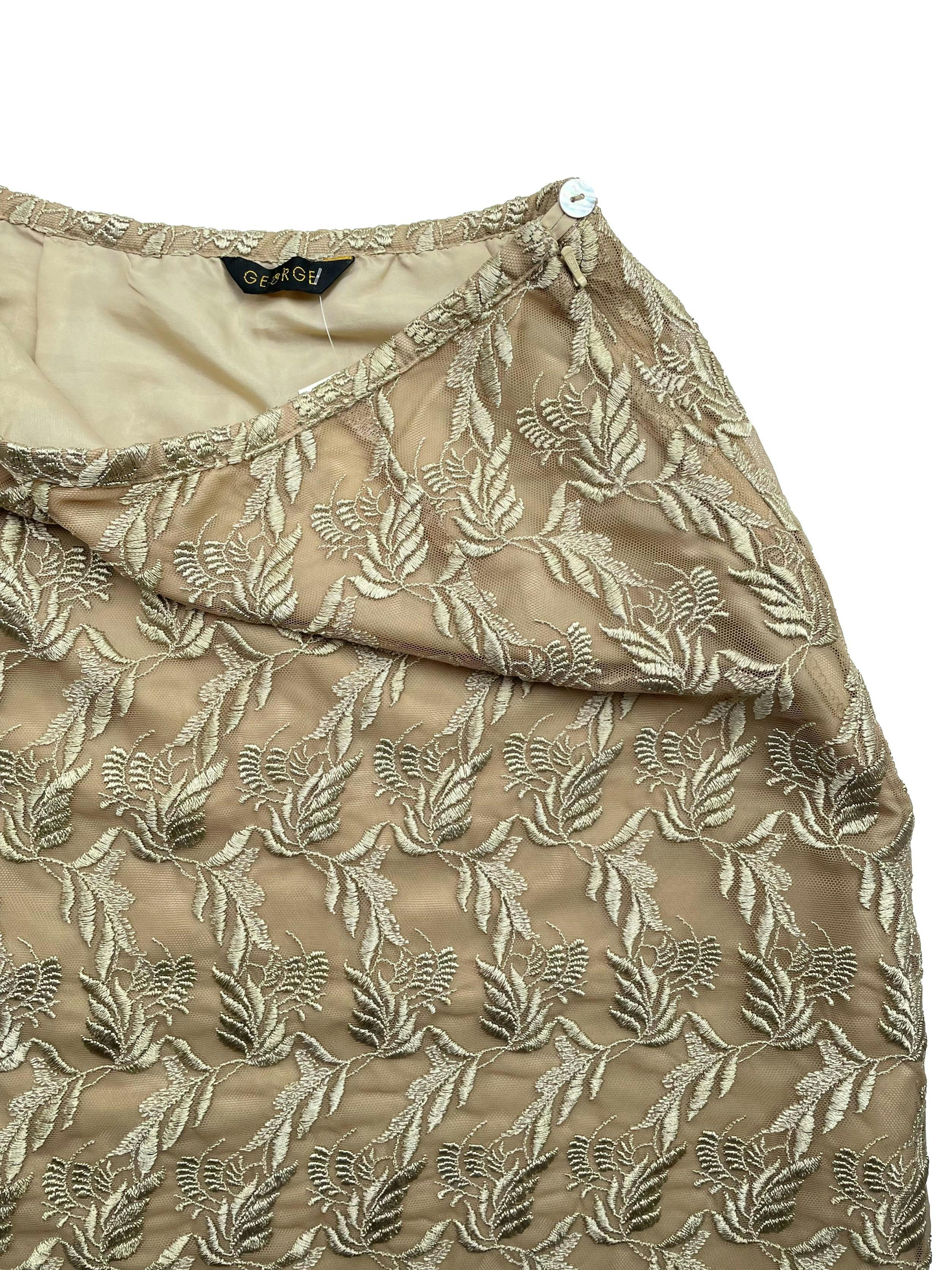 Falda mini George de tul bordado color arena con forro y cierre lateral. Cintura 66cm, Largo 48cm.