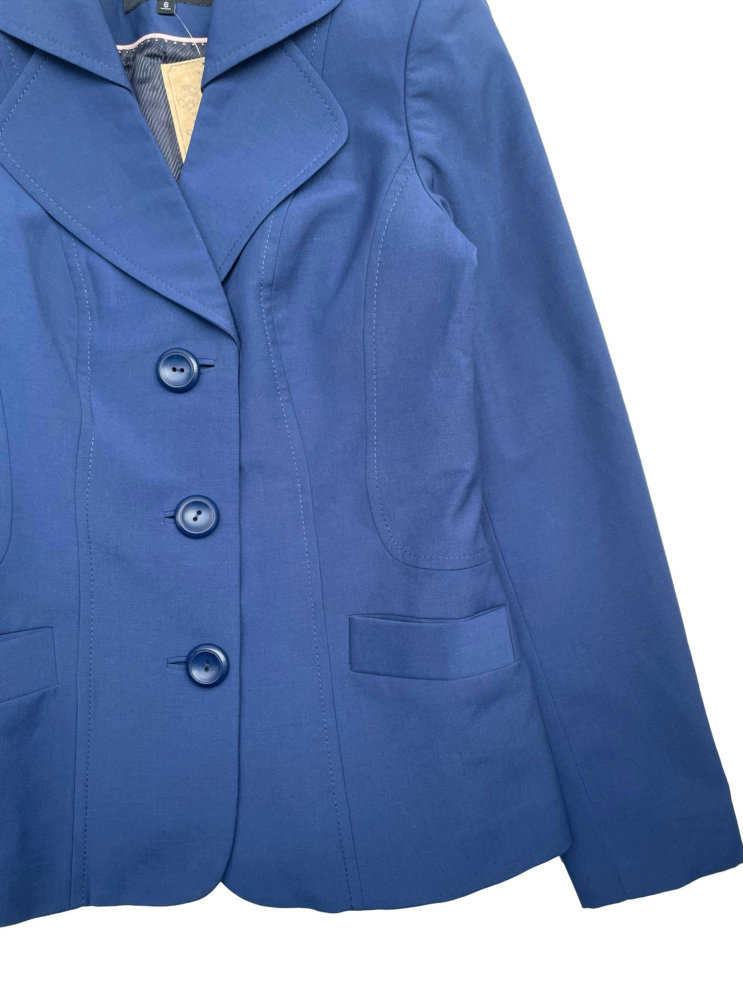 Blazer azul en tela plana 55% lana, corte princesa,con hombreras, forro, botones y bolsillos frontales. Busto 90cm, Largo 60cm.