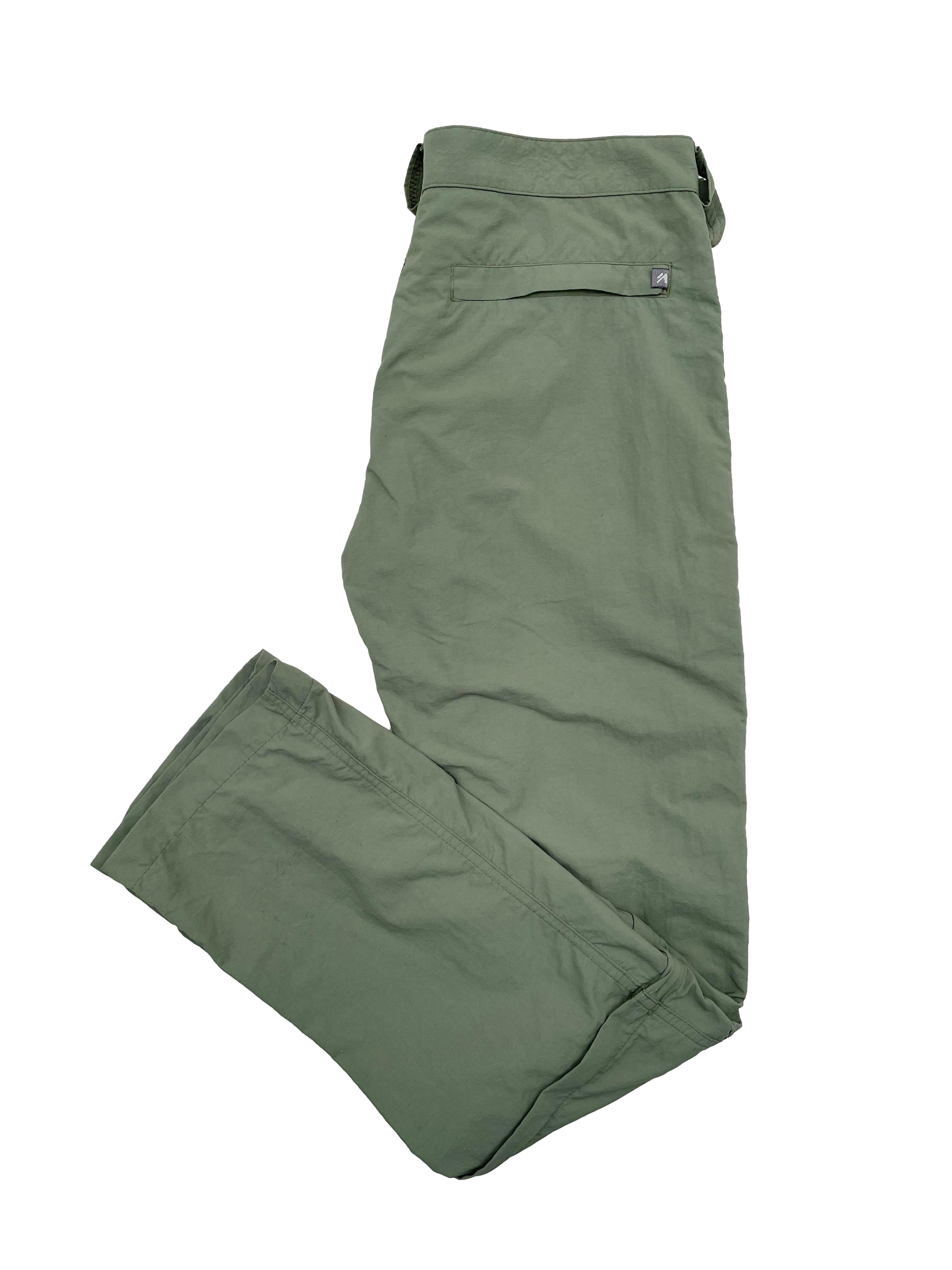 Pantalón outdoor Tatoo verde militar, se convierte en short, de tiro medio con bolsillos frontales sin cierre, un bolsillo posterior y uno lateral con cierre. Precio original S/290. Cintura 76cm, Largo 100cm.