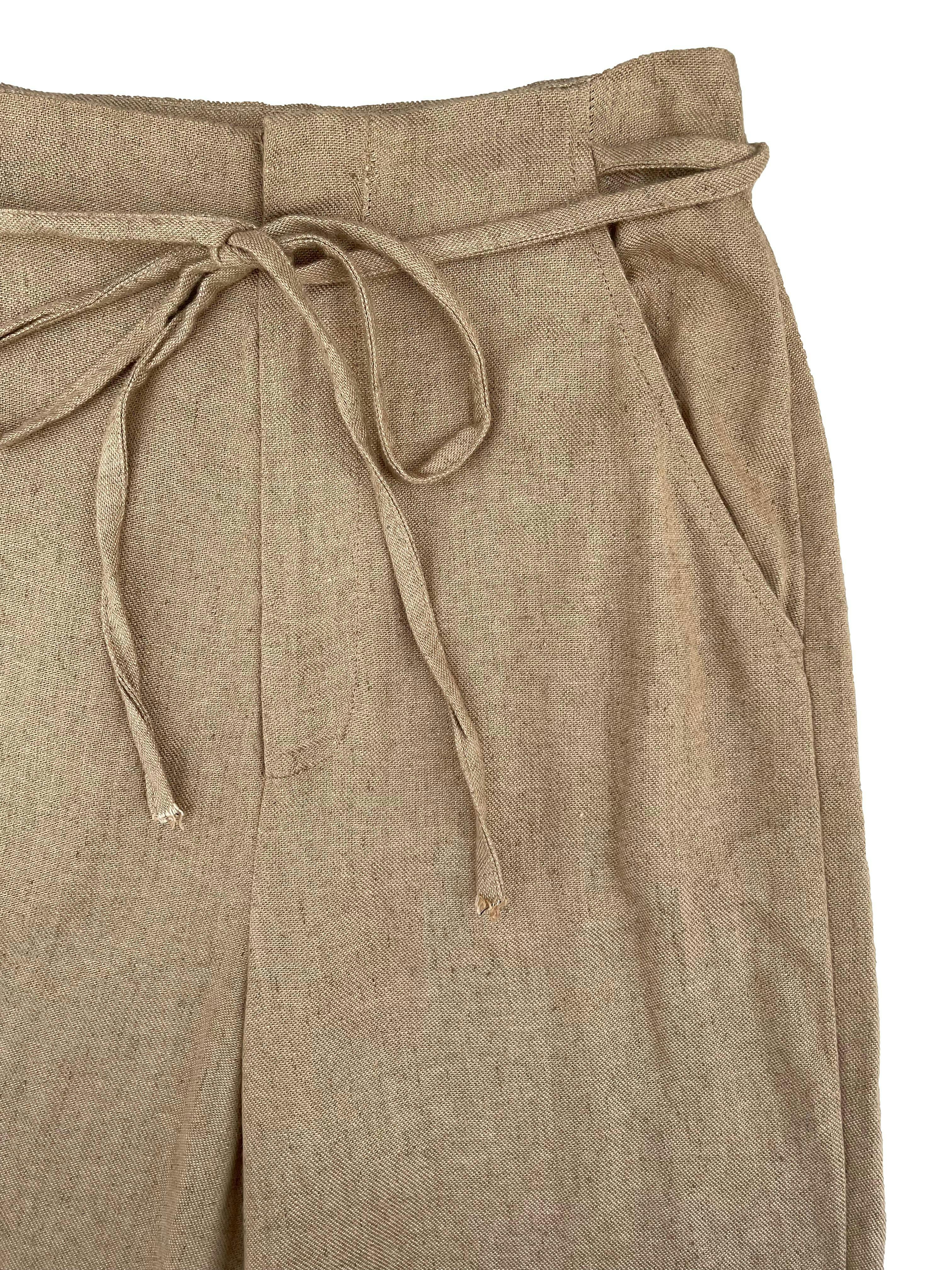 Pantalón palazzo Stradivarius color camel, tela ligera en mezcla de lino y algodón, tiro alto con cintos en cintura y bolsillos frontales. Cintura 65cm, Largo 112cm.