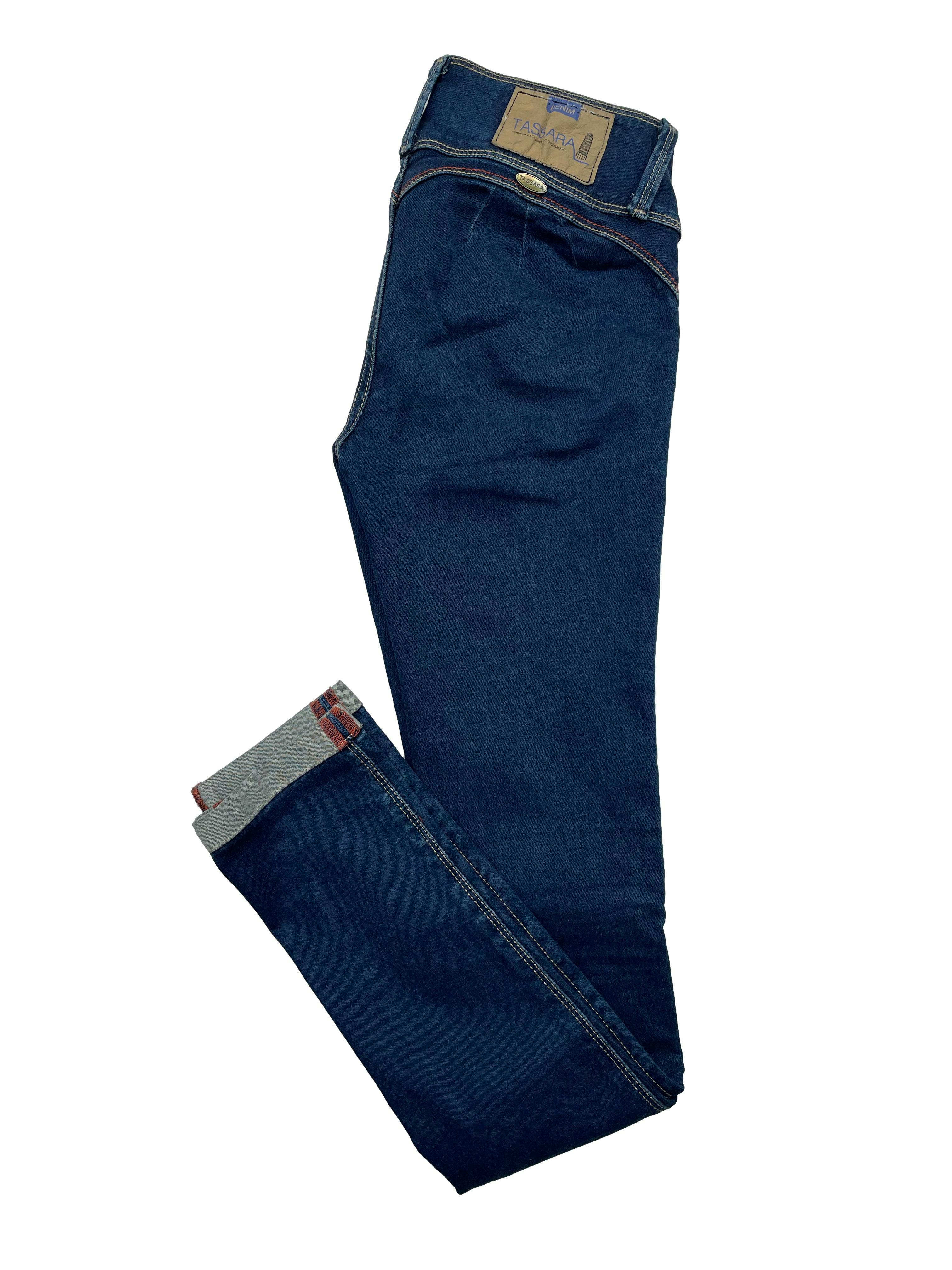 Skinny jean Tassara, costuras a contraste,3 bolsillos, pretina ancha con 2 botones, pinzas posteriore. Pretina 70cm, Tiro 18cm, Largo 98cm